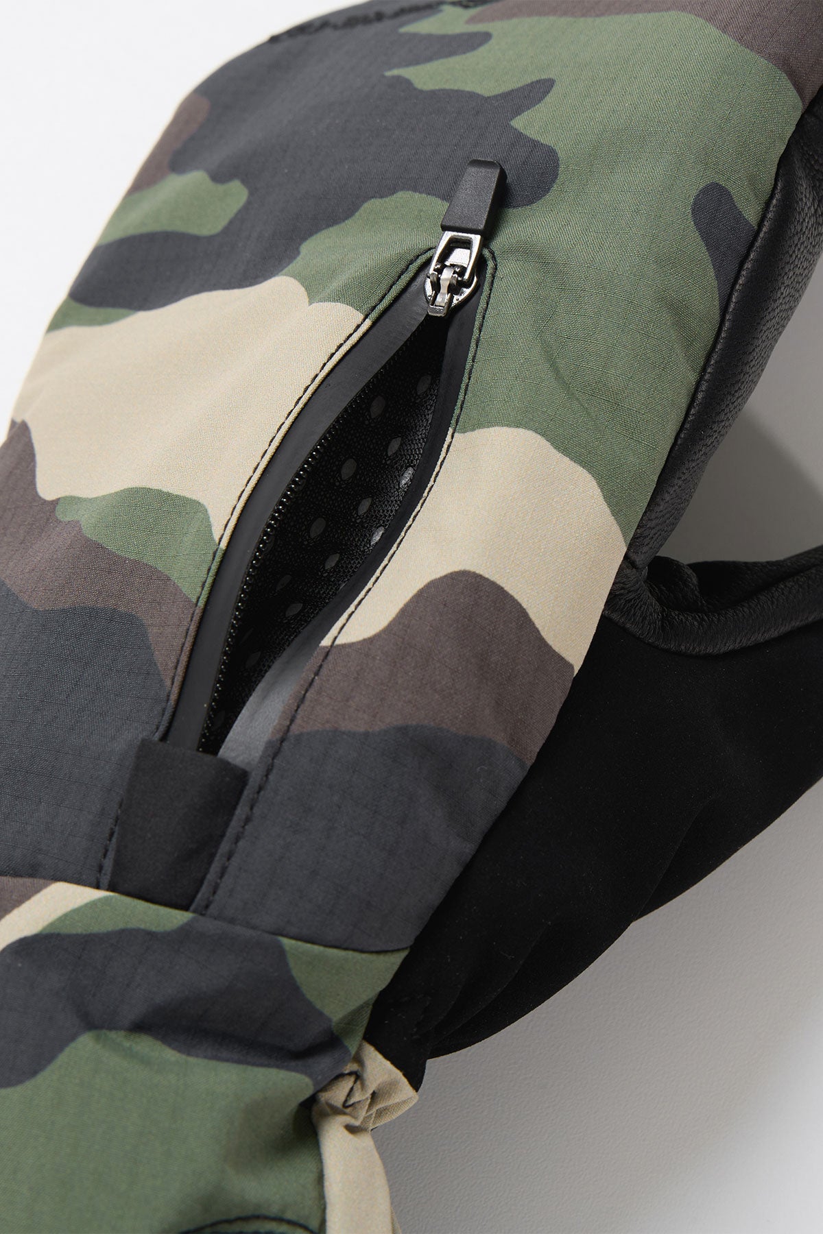 GORE-TEX ZIP VENT MITTEN WOODLAND (Ship-out date : 25.11.12 KST)