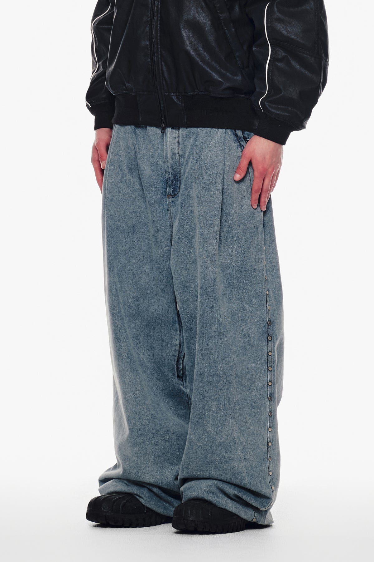 [PLAYBOY x DIMITO] STUD LINE OG DENIM PANTS (WIDE FIT LV.2) WASHED LIGHT BLUE