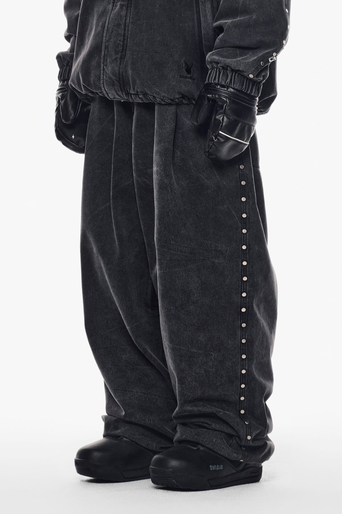 [PLAYBOY x DIMITO] STUD LINE OG DENIM PANTS (WIDE FIT LV.2) WASHED GREY
