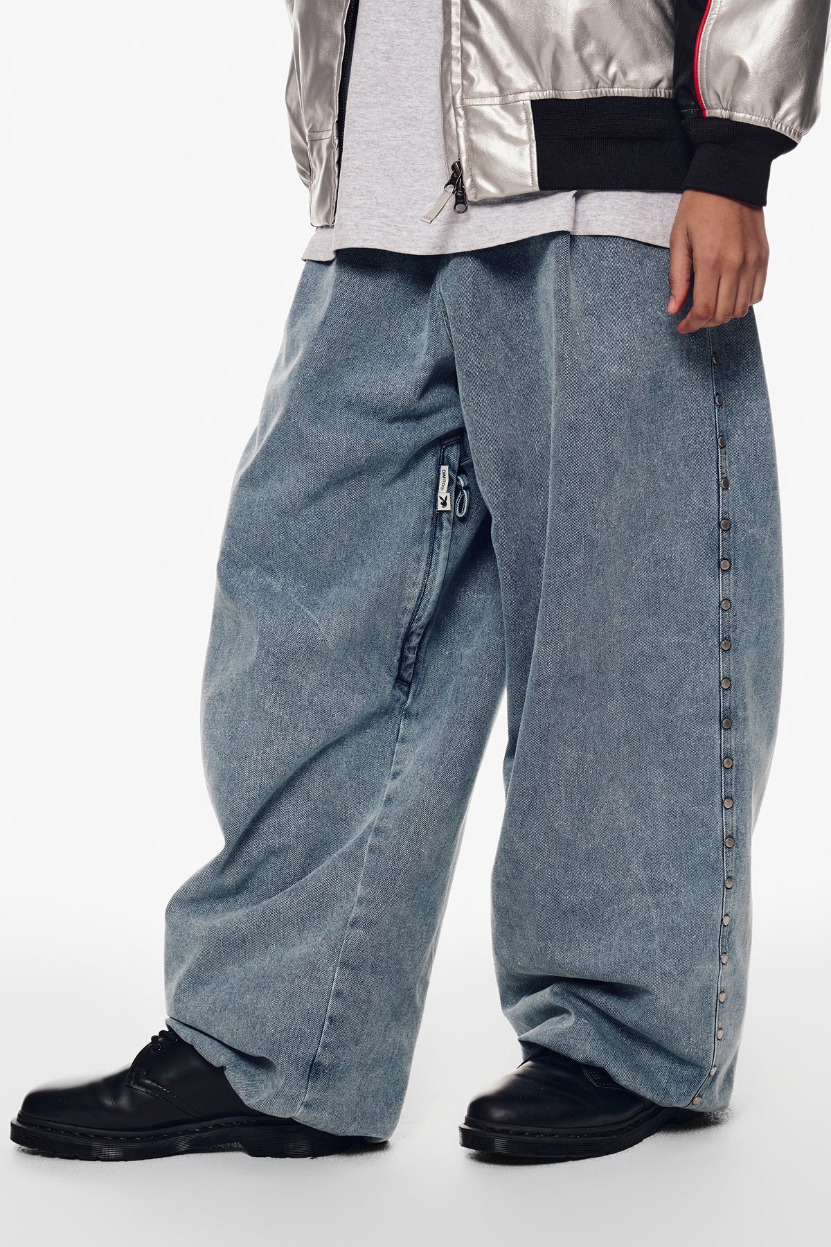 [PLAYBOY x DIMITO] STUD LINE OG DENIM PANTS (WIDE FIT LV.2) WASHED LIGHT BLUE