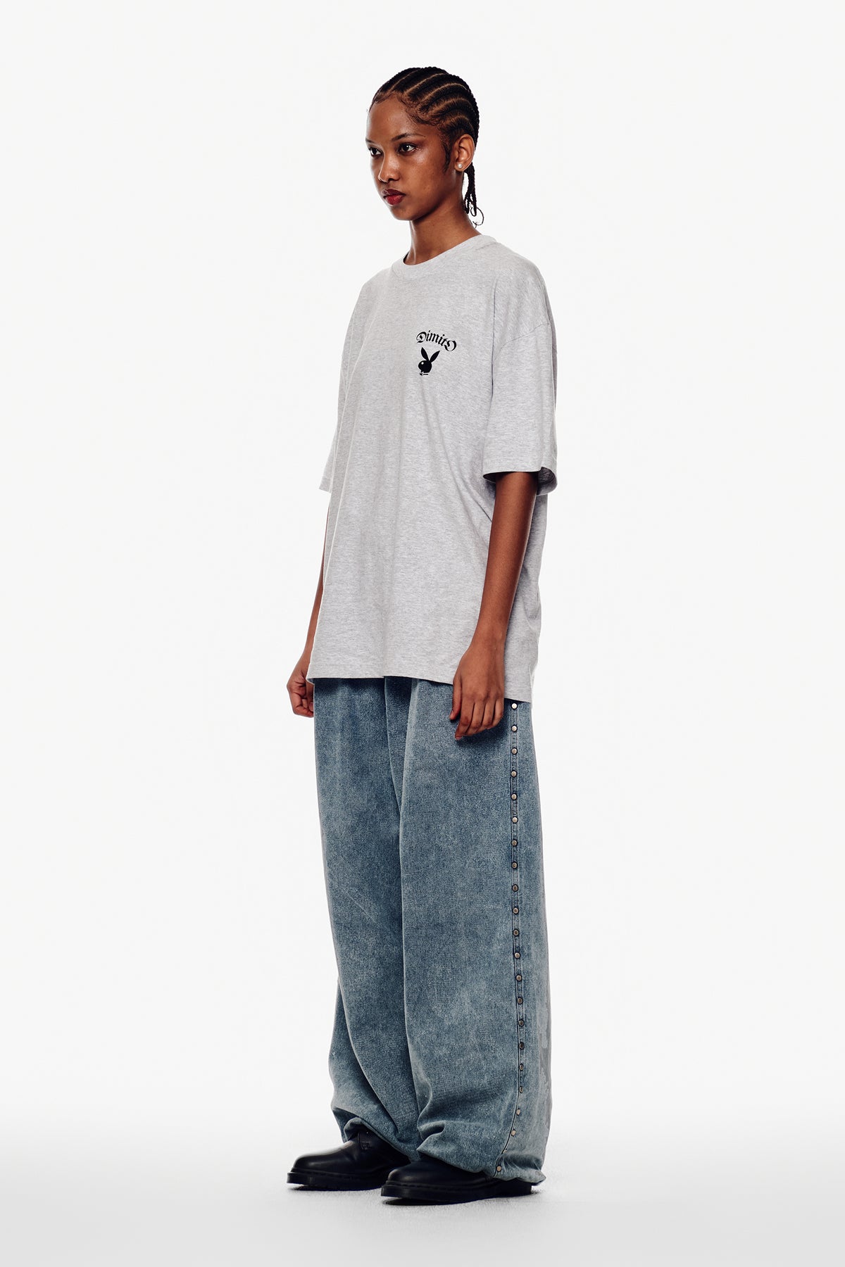 [PLAYBOY x DIMITO] STUD LINE OG DENIM PANTS (WIDE FIT LV.2) WASHED LIGHT BLUE