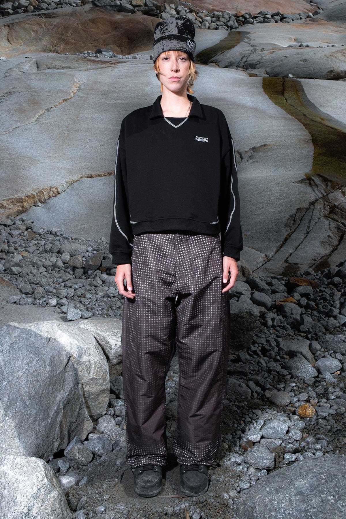 [INVITED] [CLOSNEA] ESSENTIAL SWEATER BLACK