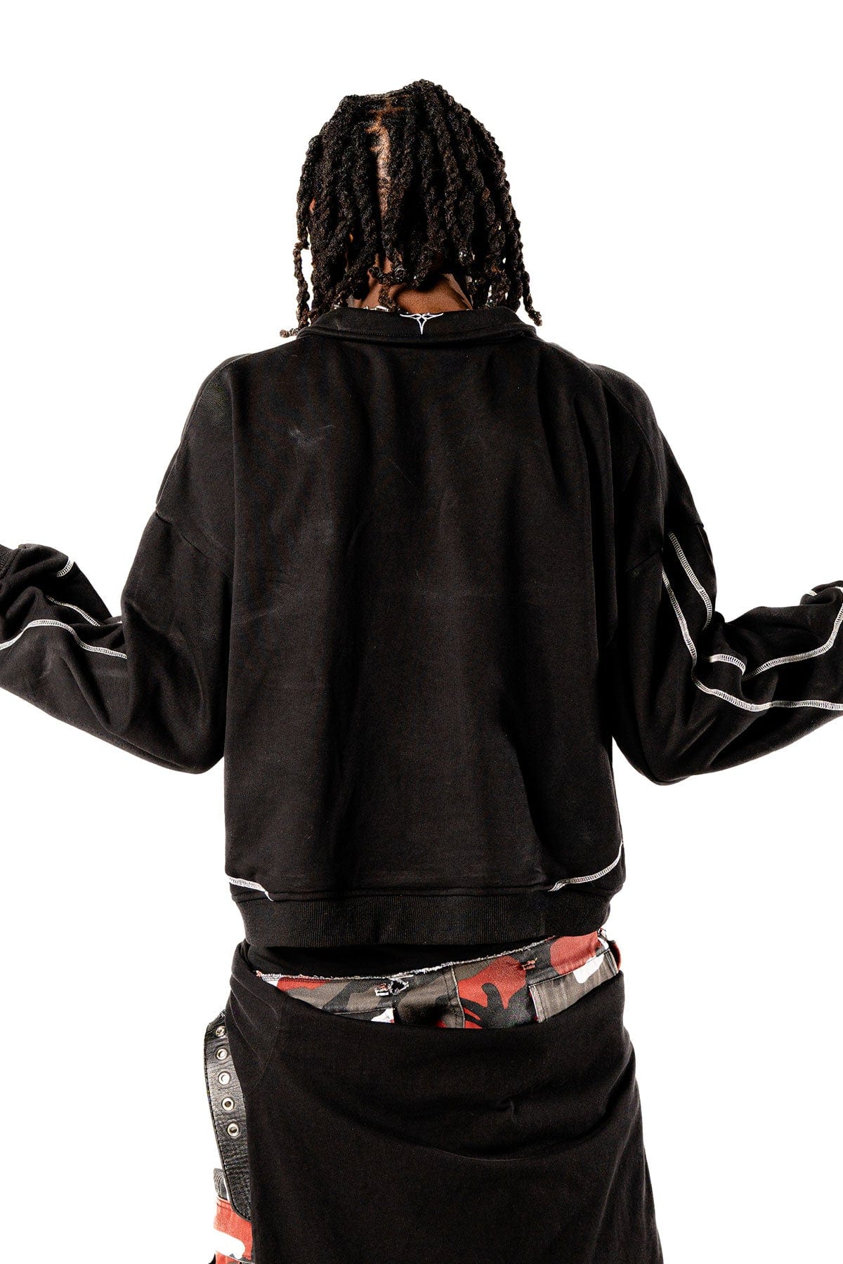 [INVITED] [CLOSNEA] ESSENTIAL SWEATER BLACK