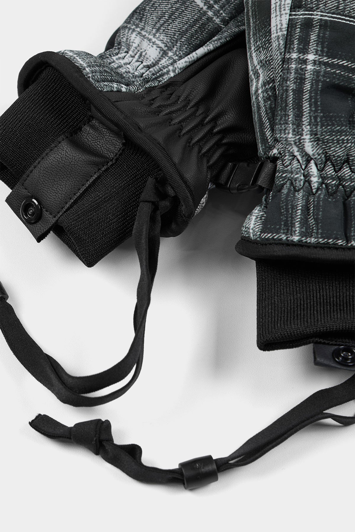 [CHAMPION x DIMITO] STITCHED LINE MITTEN FILM SCREEN (Available date : 26.10.12)