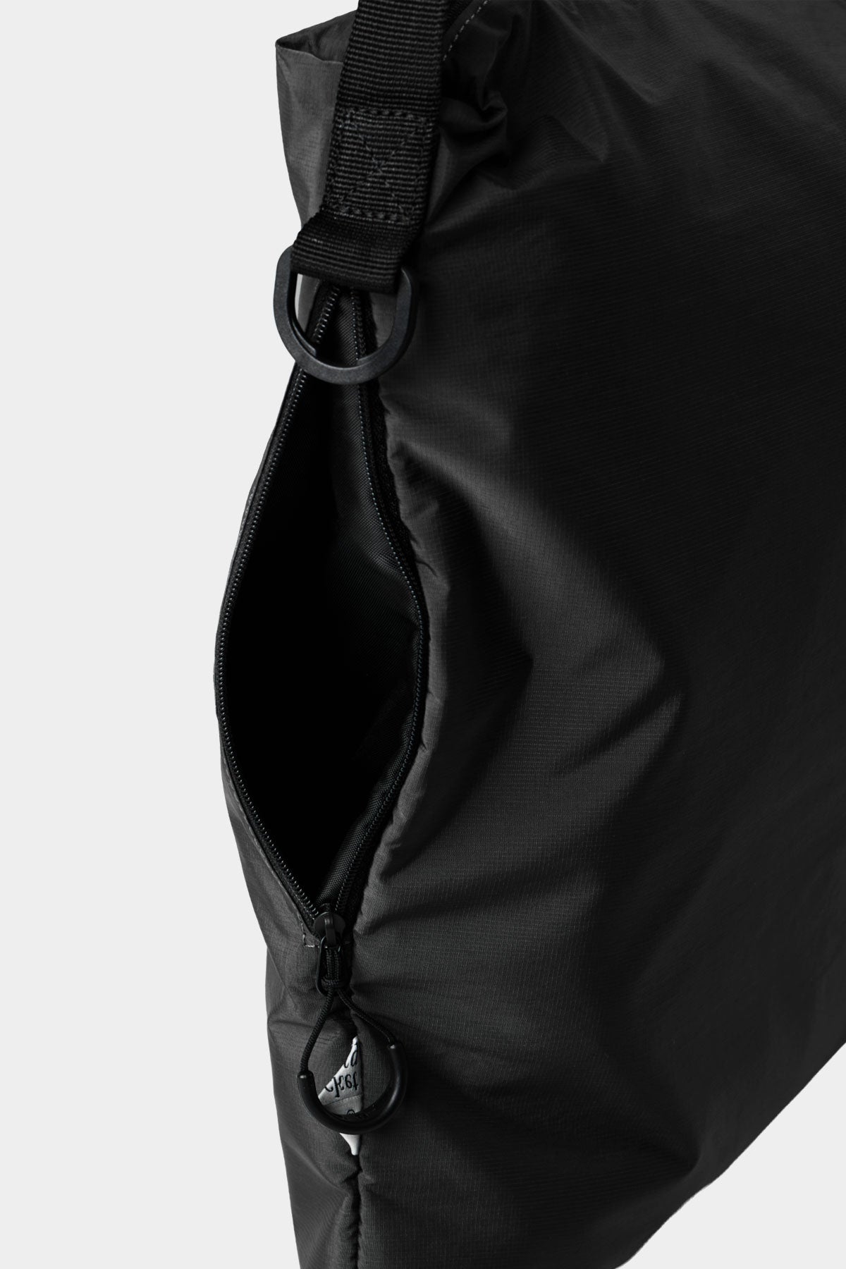 POINTED ONE-SIZE [FOUND POCKET] CITY UTILITY SHOULDER BAG BLACK