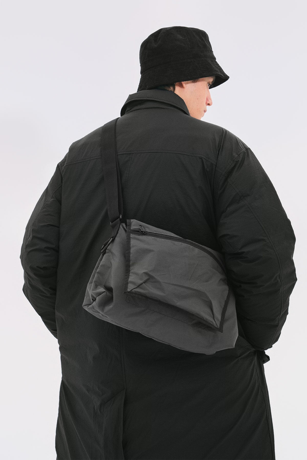 POINTED ONE-SIZE [FOUND POCKET] COMPACT UTILITY CROSS BAG BLACK