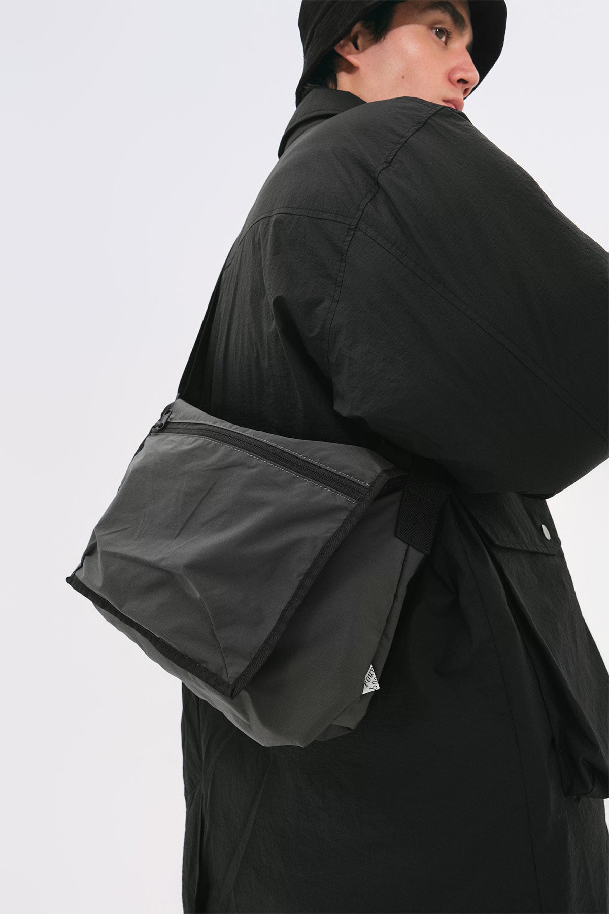 POINTED ONE-SIZE [FOUND POCKET] COMPACT UTILITY CROSS BAG BLACK