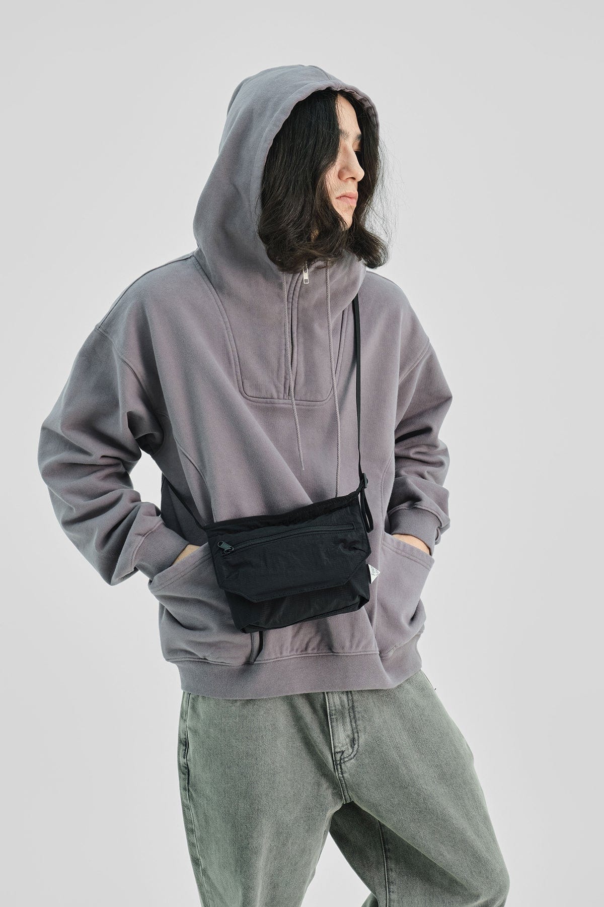 POINTED ONE-SIZE [FOUND POCKET] FEATHER SACOCHE BAG BLACK