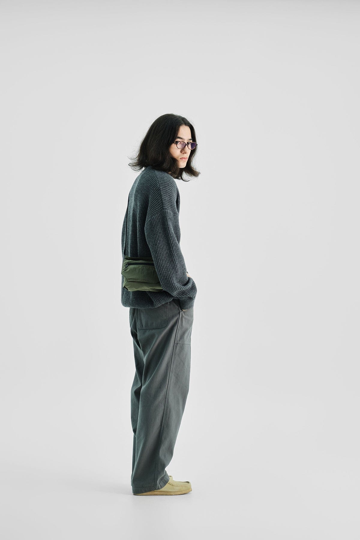 POINTED ONE-SIZE [FOUND POCKET] FEATHER SACOCHE BAG OLIVE