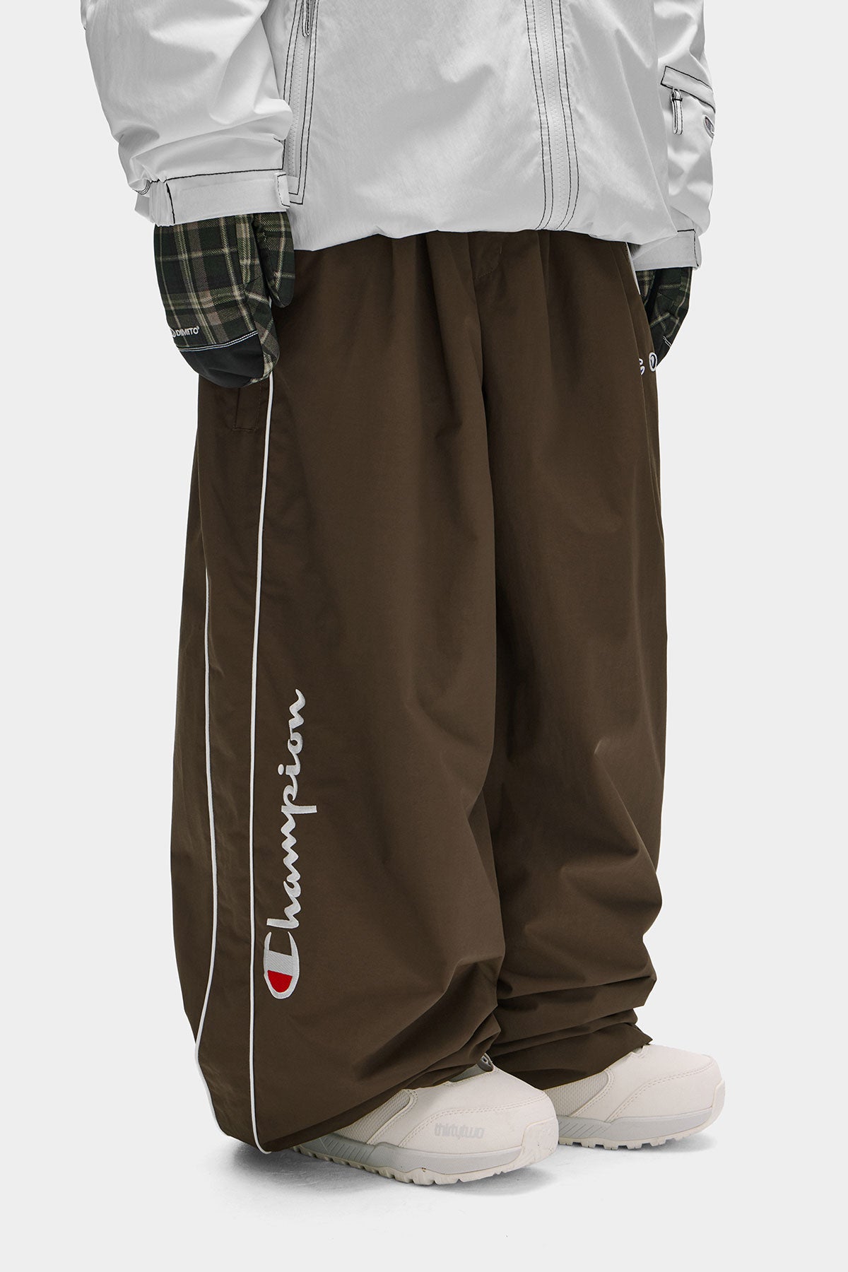 [CHAMPION x DIMITO] SCRIPT TRACK BANDED PANTS (WIDE FIT LV.2) SEAL BROWN (Available date : 26.10.12)
