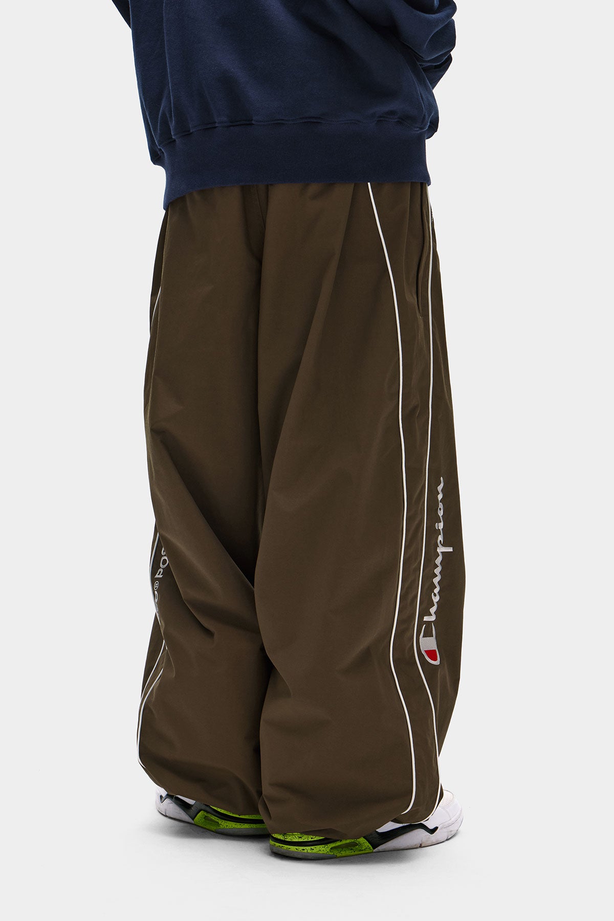 [CHAMPION x DIMITO] SCRIPT TRACK BANDED PANTS (WIDE FIT LV.2) SEAL BROWN (Available date : 26.10.12)