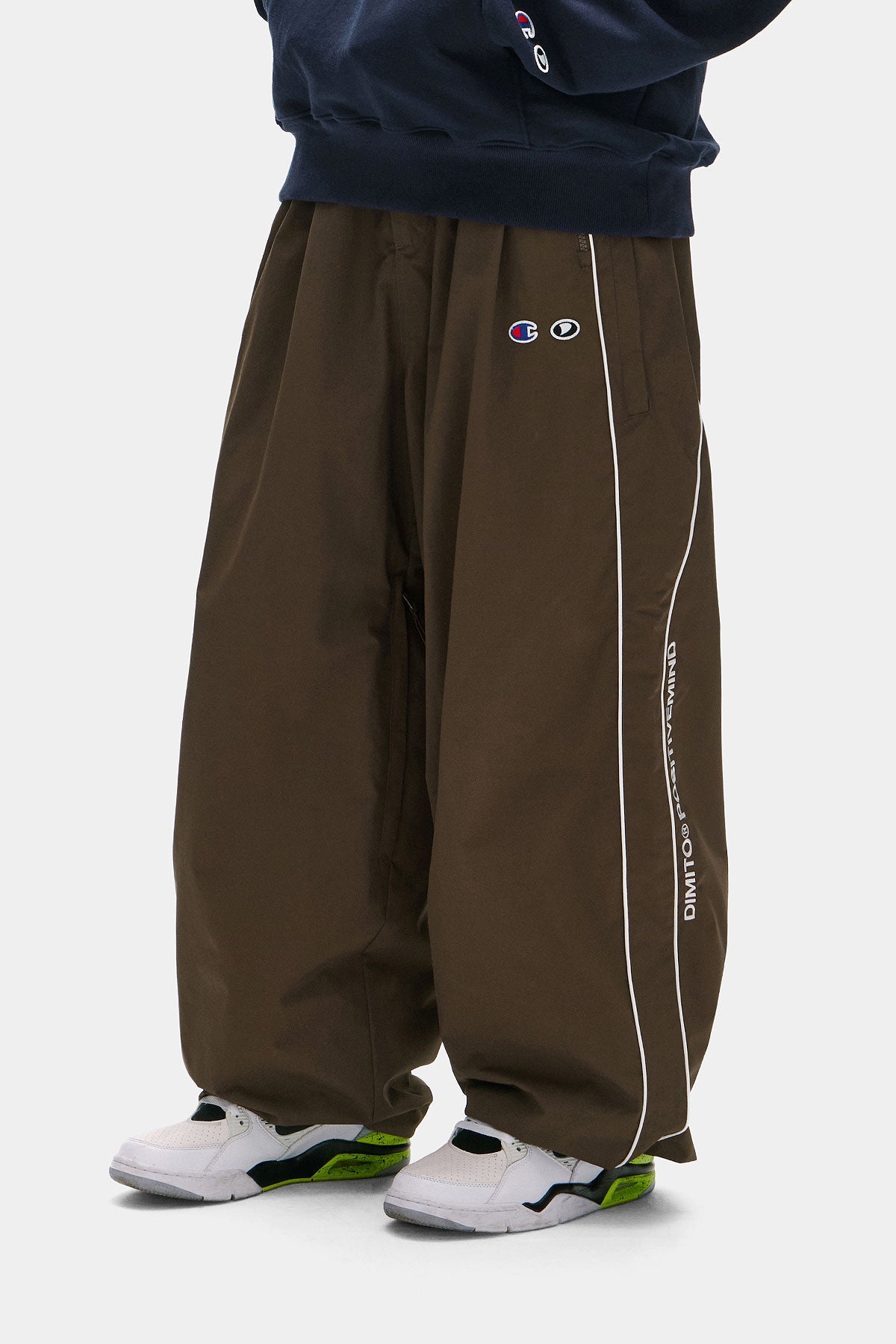 [CHAMPION x DIMITO] SCRIPT TRACK BANDED PANTS (WIDE FIT LV.2) SEAL BROWN (Available date : 26.10.12)