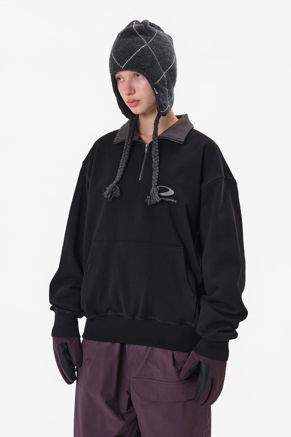 [INVITED] CIRCLE LOGO HALF ZIP SWEATSHIRT BLACK