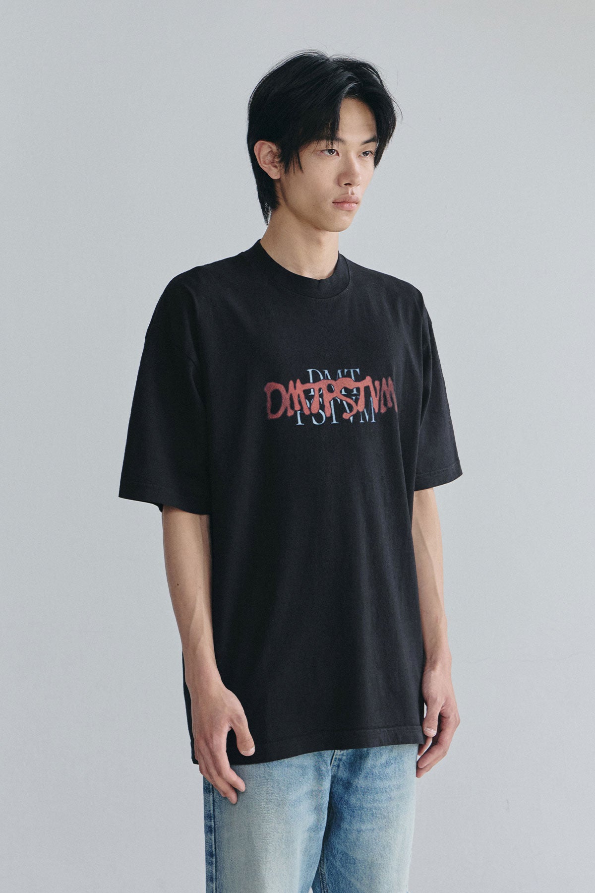 VERT CRT TYPE DMT SSV GD 6.5OZ TEE BLACK (Available on 26.05.07)
