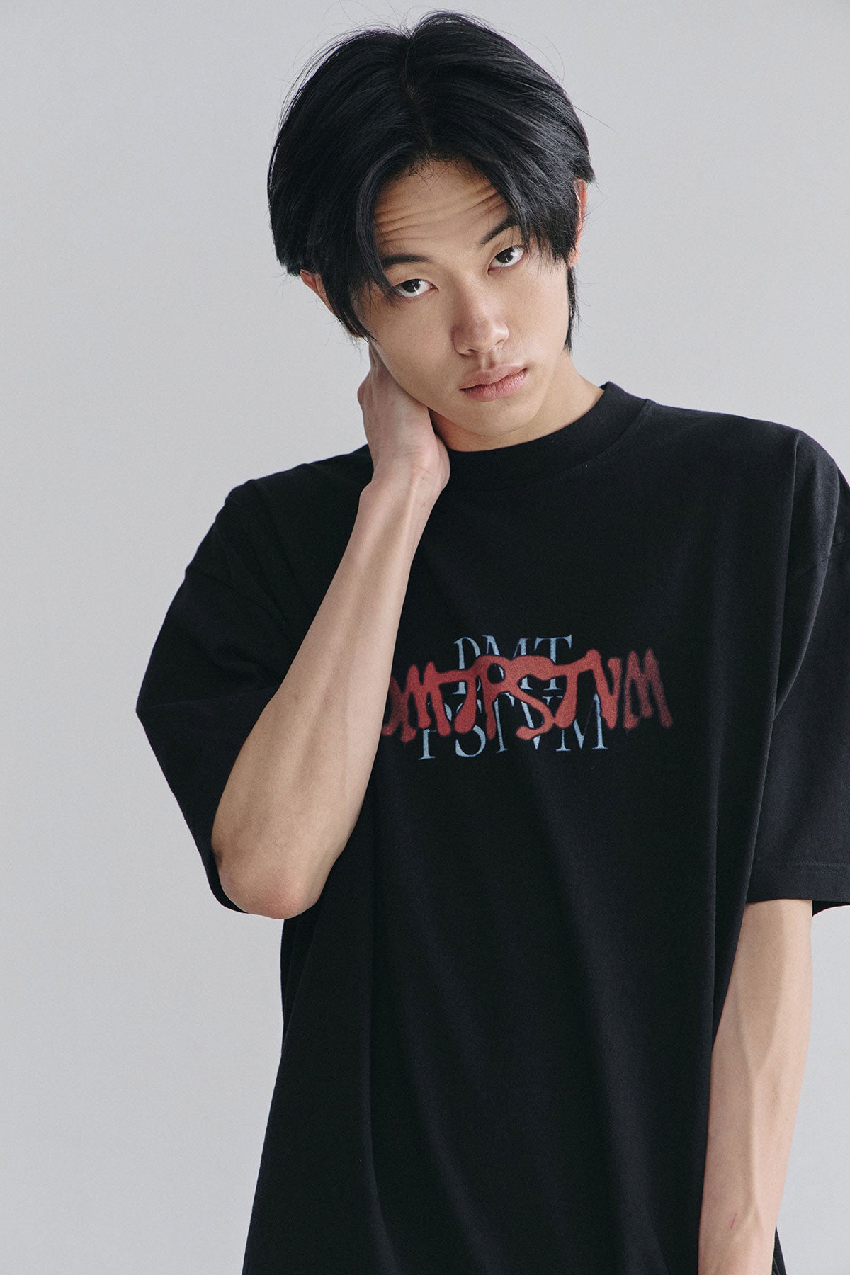 VERT CRT TYPE DMT SSV GD 6.5OZ TEE BLACK (Available on 26.05.07)