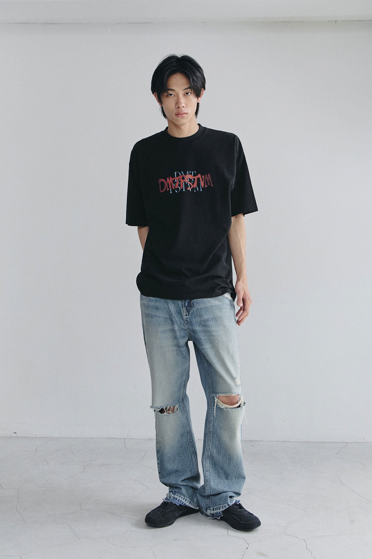 VERT CRT TYPE DMT SSV GD 6.5OZ TEE BLACK (Available on 26.05.07)
