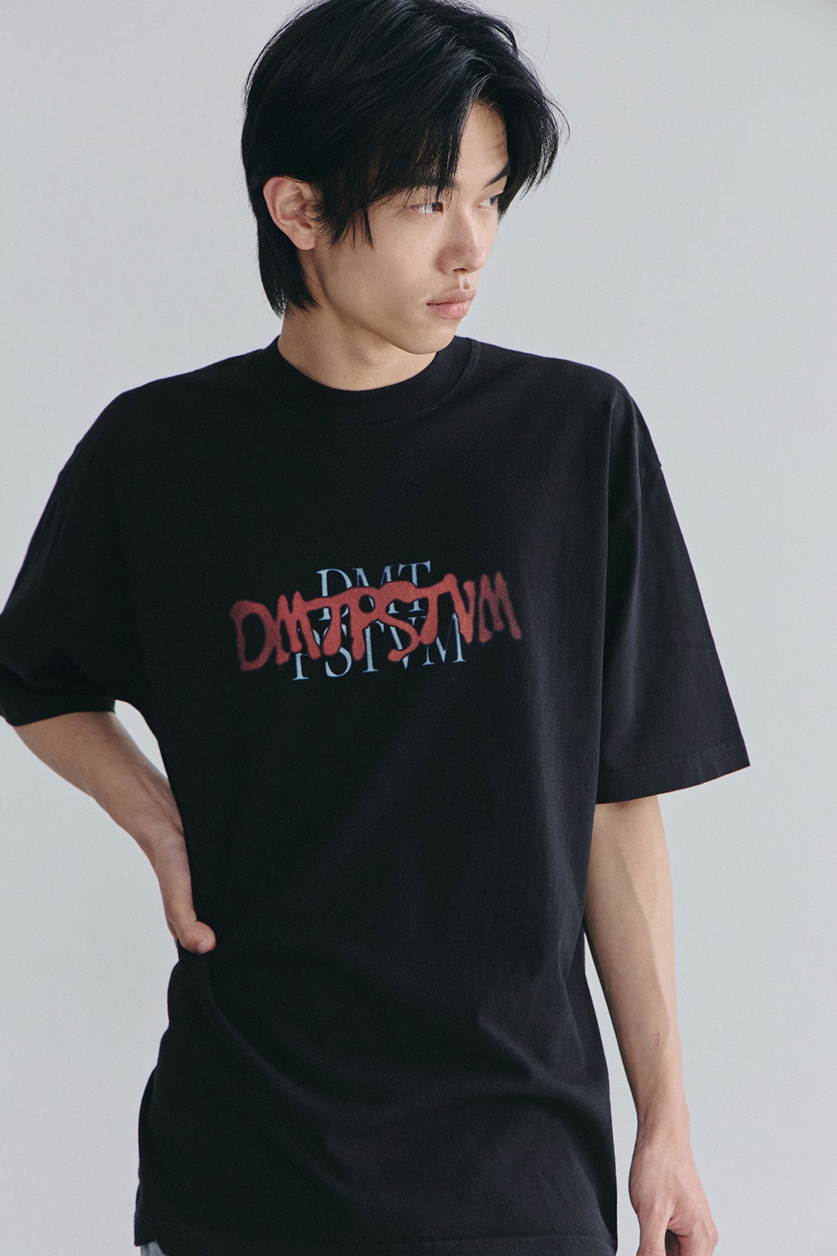 VERT CRT TYPE DMT SSV GD 6.5OZ TEE BLACK (Available on 26.05.07)