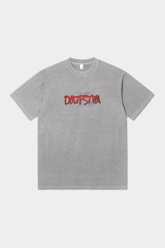 VERT CRT TYPE DMT SSV GD 6.5OZ TEE DARK SILVER (Available on 26.05.07)