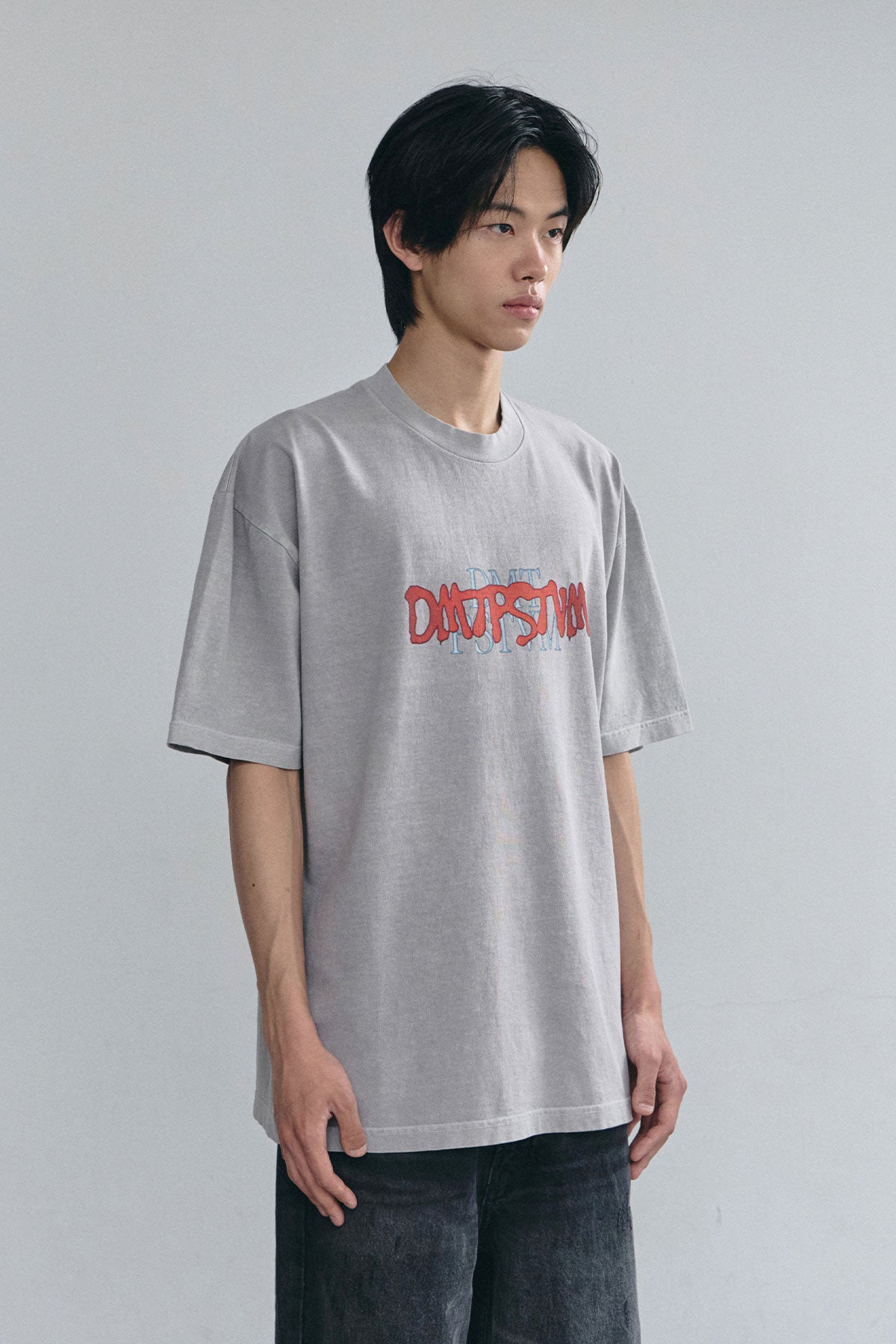 VERT CRT TYPE DMT SSV GD 6.5OZ TEE DARK SILVER (Available on 26.05.07)