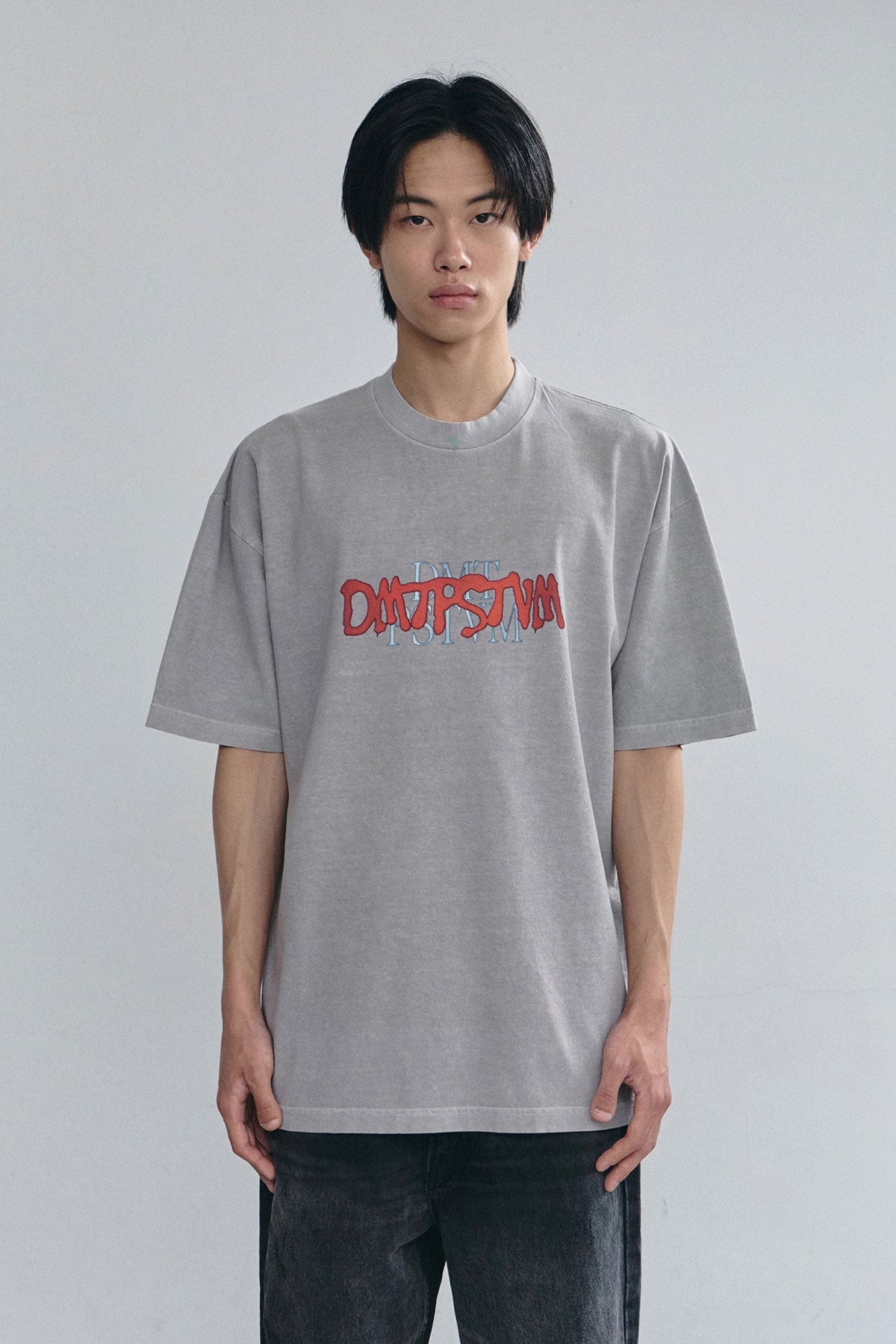 VERT CRT TYPE DMT SSV GD 6.5OZ TEE DARK SILVER (Available on 26.05.07)