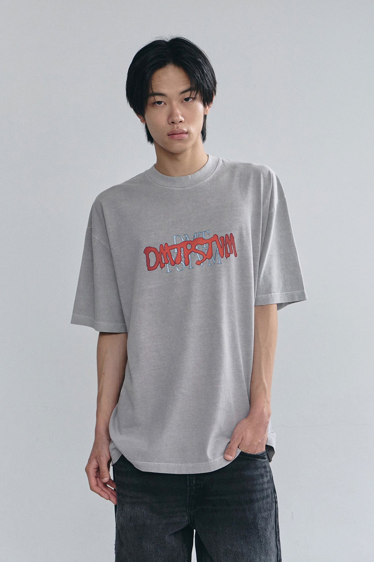 VERT CRT TYPE DMT SSV GD 6.5OZ TEE DARK SILVER (Available on 26.05.07)