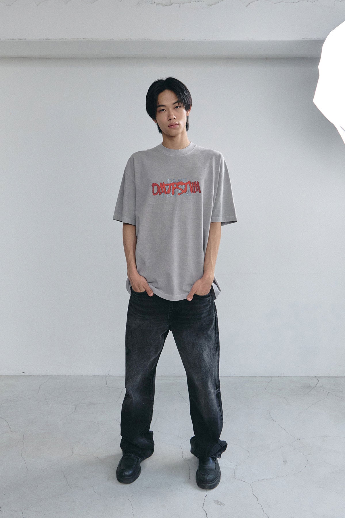 VERT CRT TYPE DMT SSV GD 6.5OZ TEE DARK SILVER (Available on 26.05.07)