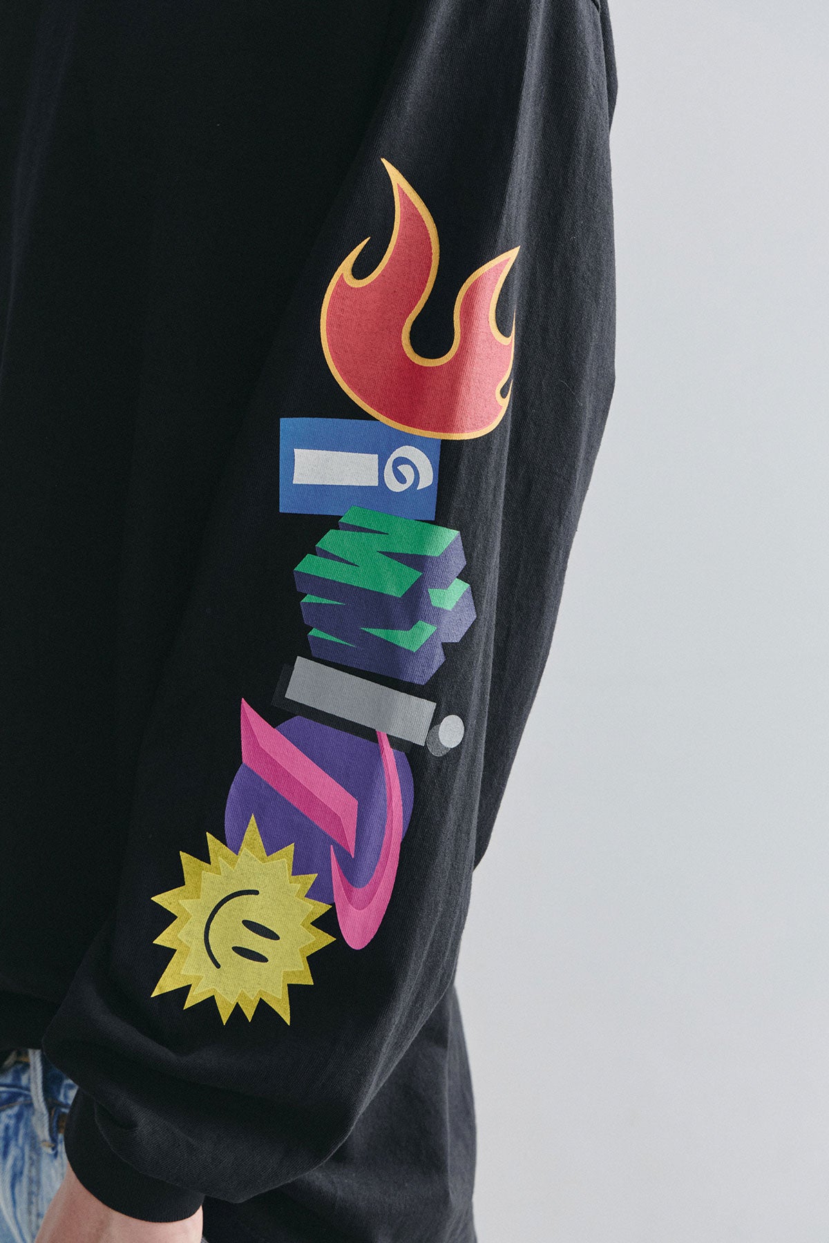 VERT GRAPHIC COMBO LSV GD 6.5OZ TEE BLACK (Available on 26.05.07)