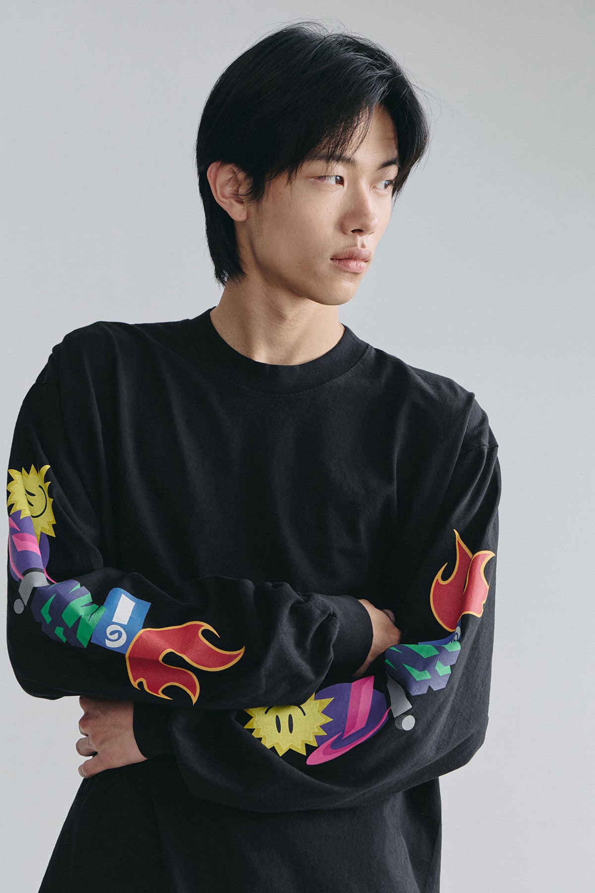VERT GRAPHIC COMBO LSV GD 6.5OZ TEE BLACK (Available on 26.05.07)