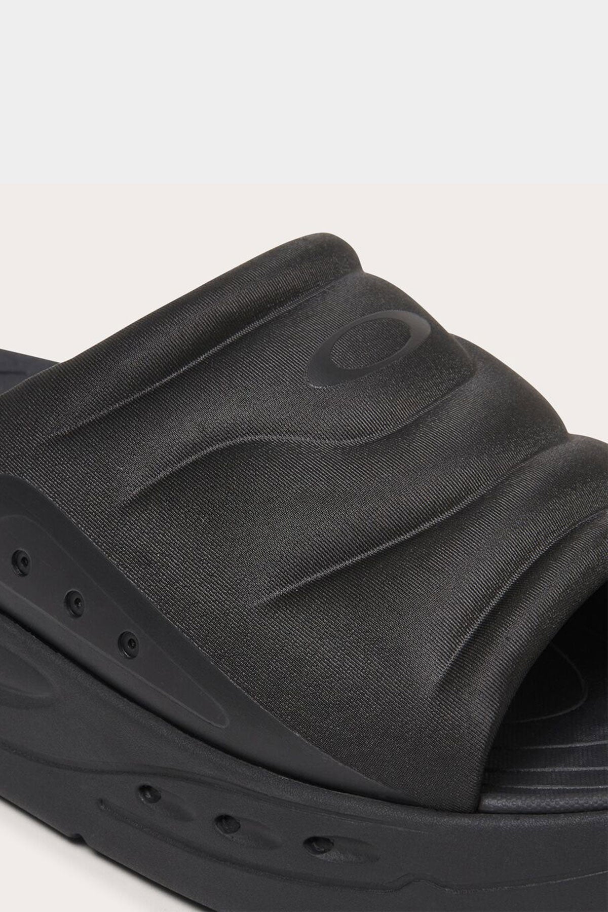 VERT [OAKLEY] STUDIO SLIDE BLACKOUT