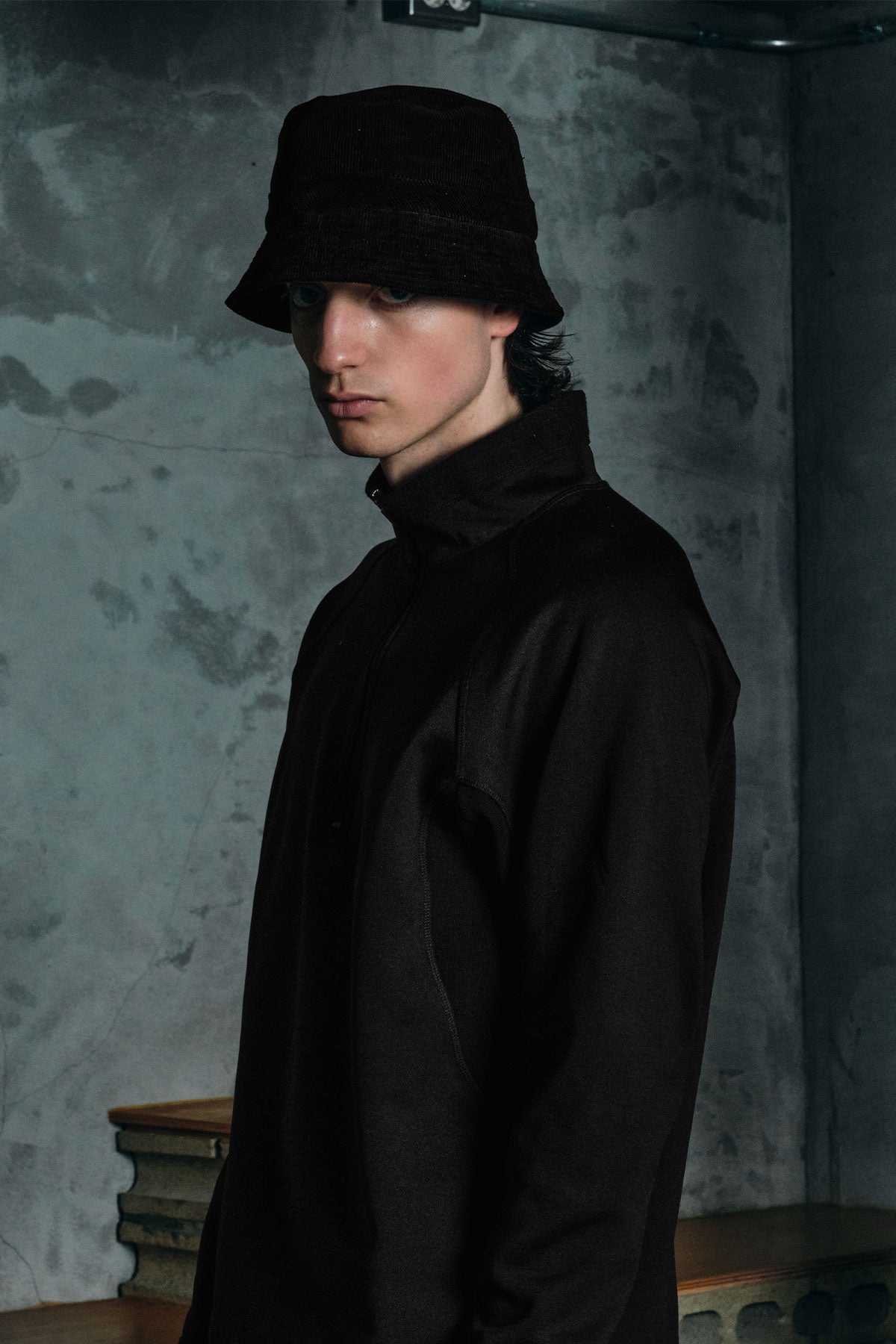 VERT ONE-SIZE [FOUND POCKET] RIDGE CORDUROY BUCKET HAT LIGHT BLACK