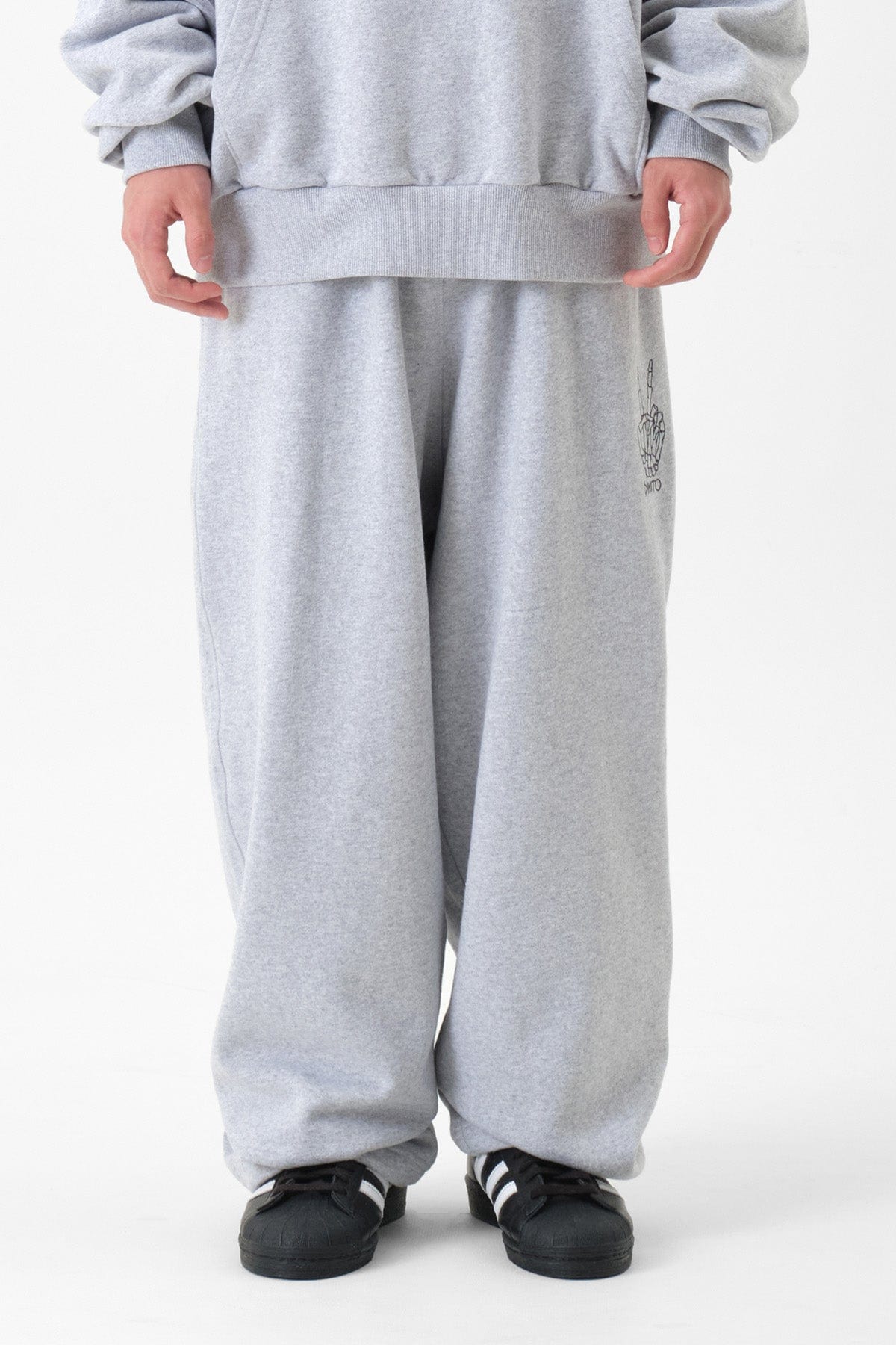 [INVITED] PLAY SWEATPANTS HEATHER GREY