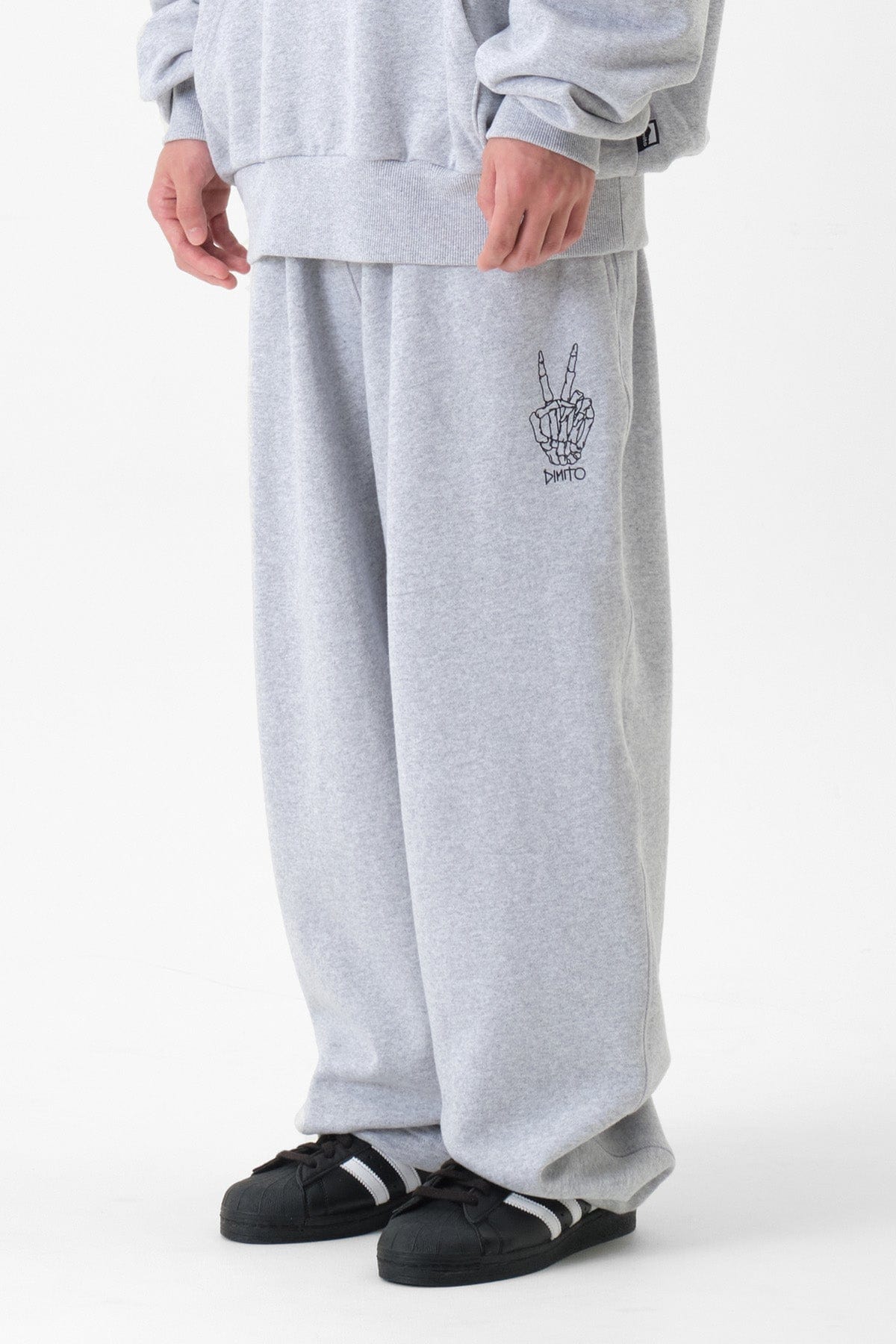 [INVITED] PLAY SWEATPANTS HEATHER GREY