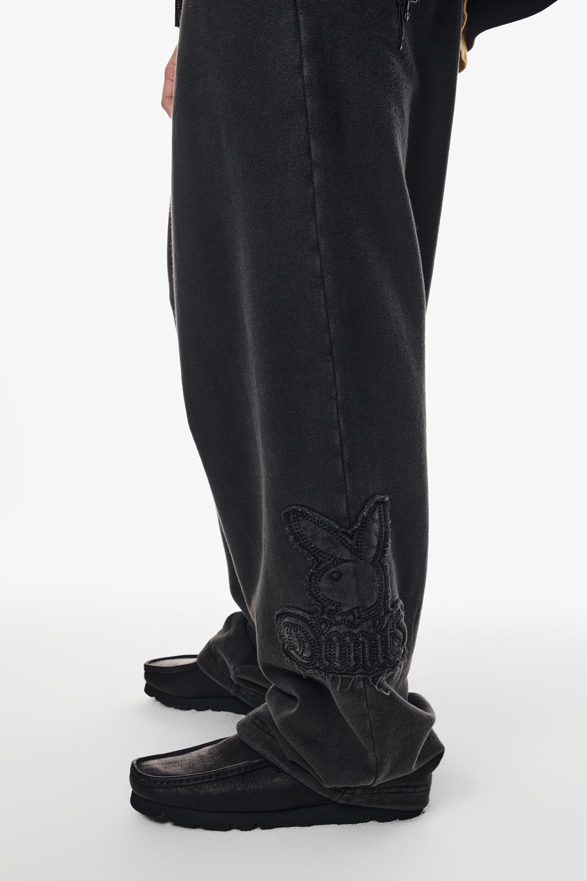 VERT [PLAYBOY x DIMITO] BUNNY SWEATPANTS WASHED BLACK