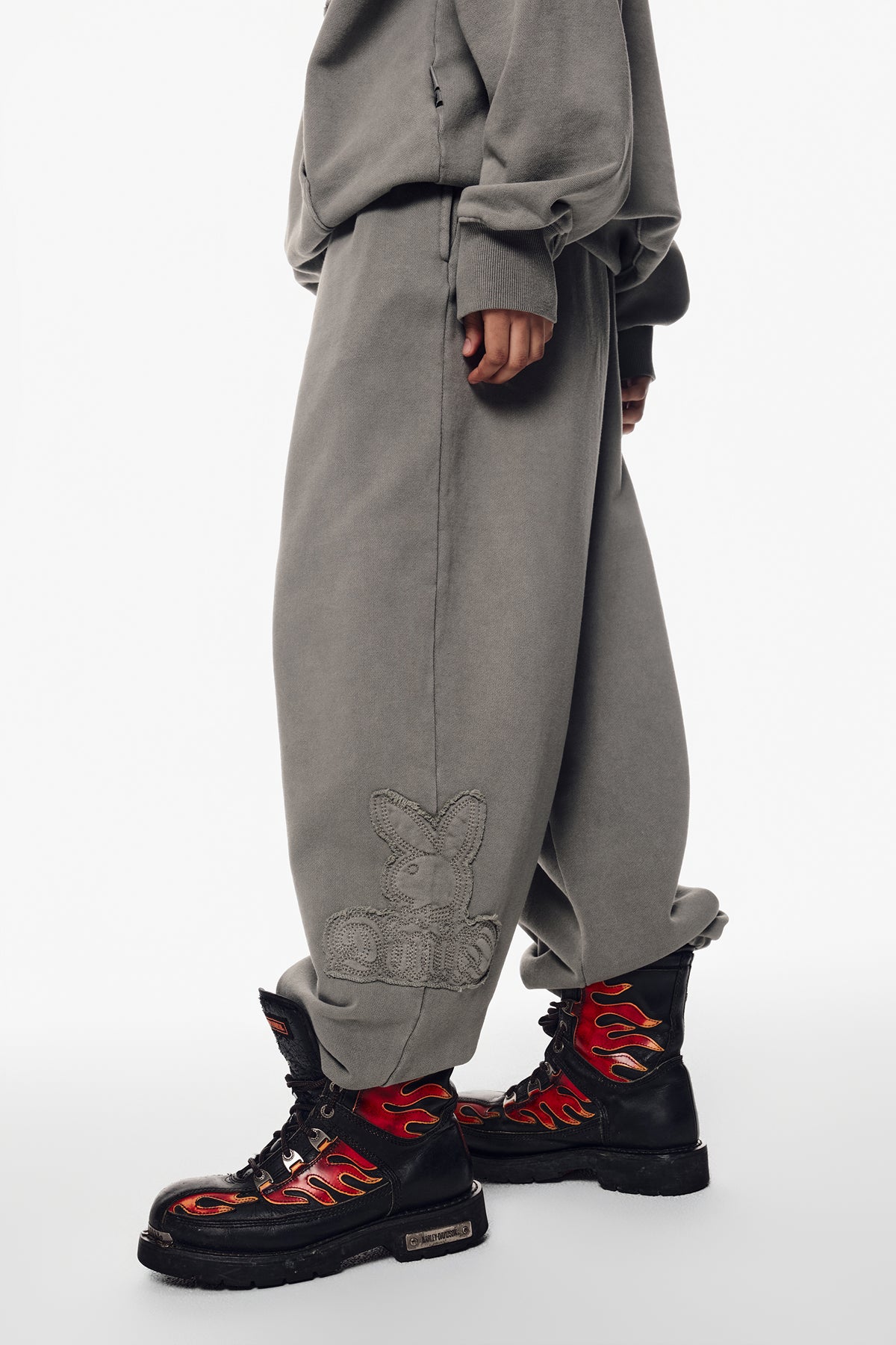 VERT [PLAYBOY x DIMITO] BUNNY SWEATPANTS WASHED GREY