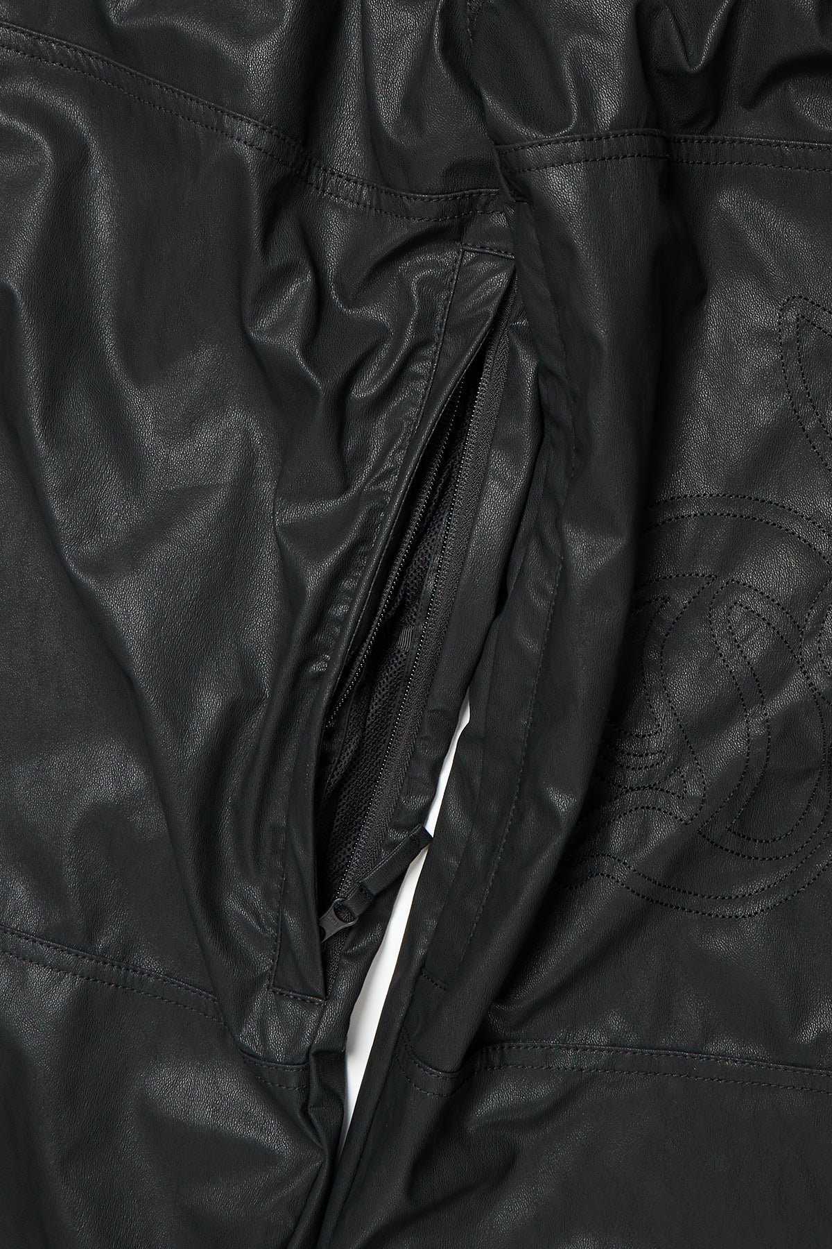 VERT [PLAYBOY x DIMITO] CARPENTER FAUX LEATHER PANTS (WIDE FIT LV.2) BLACK