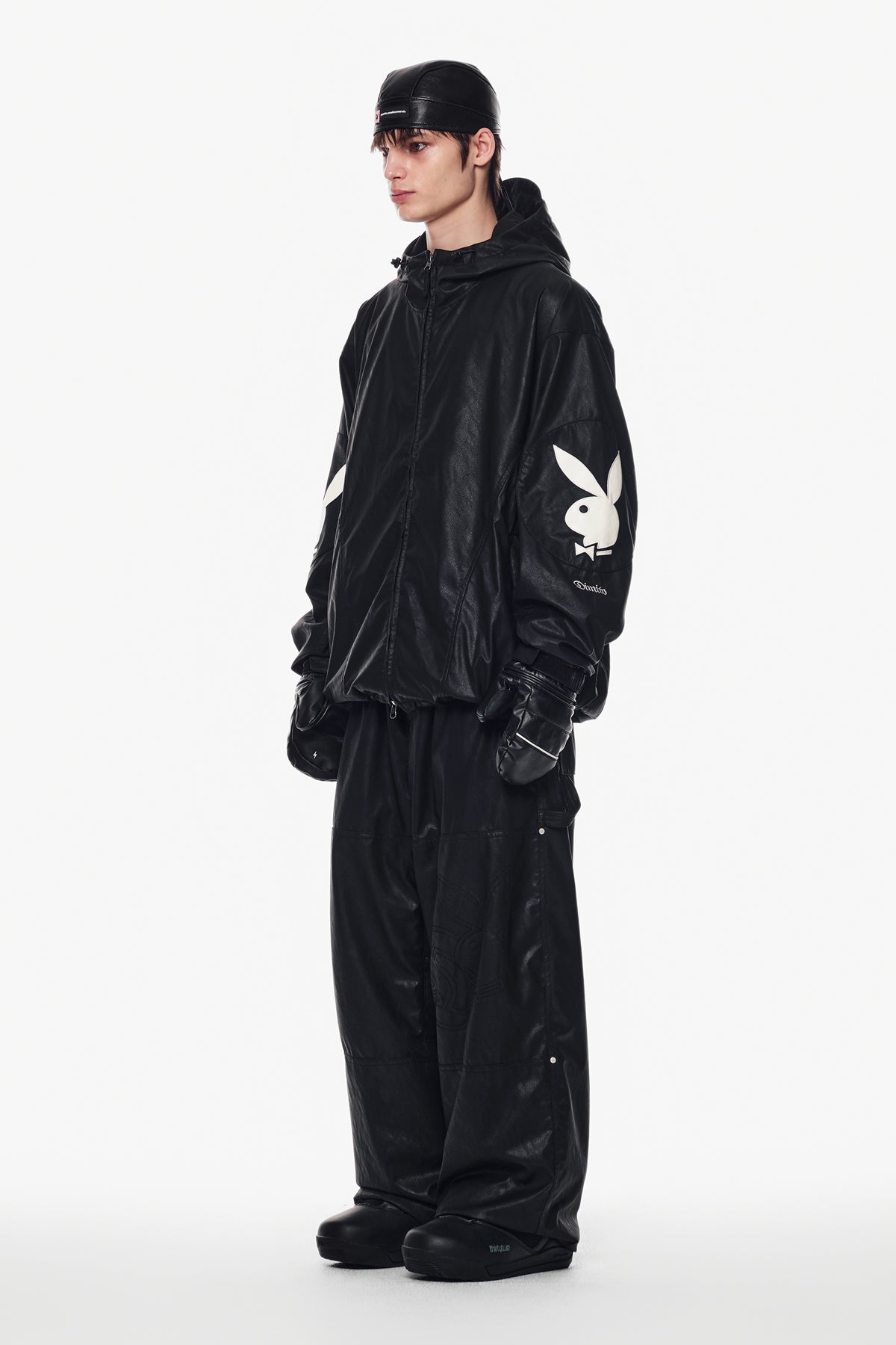 VERT [PLAYBOY x DIMITO] CARPENTER FAUX LEATHER PANTS (WIDE FIT LV.2) BLACK