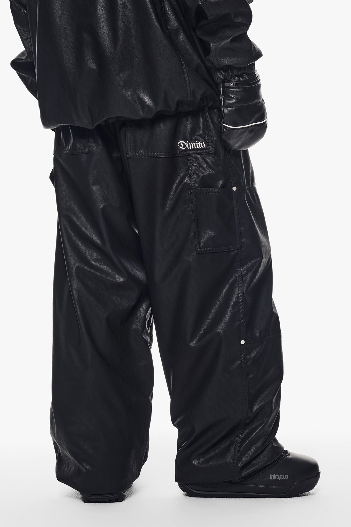 VERT [PLAYBOY x DIMITO] CARPENTER FAUX LEATHER PANTS (WIDE FIT LV.2) BLACK