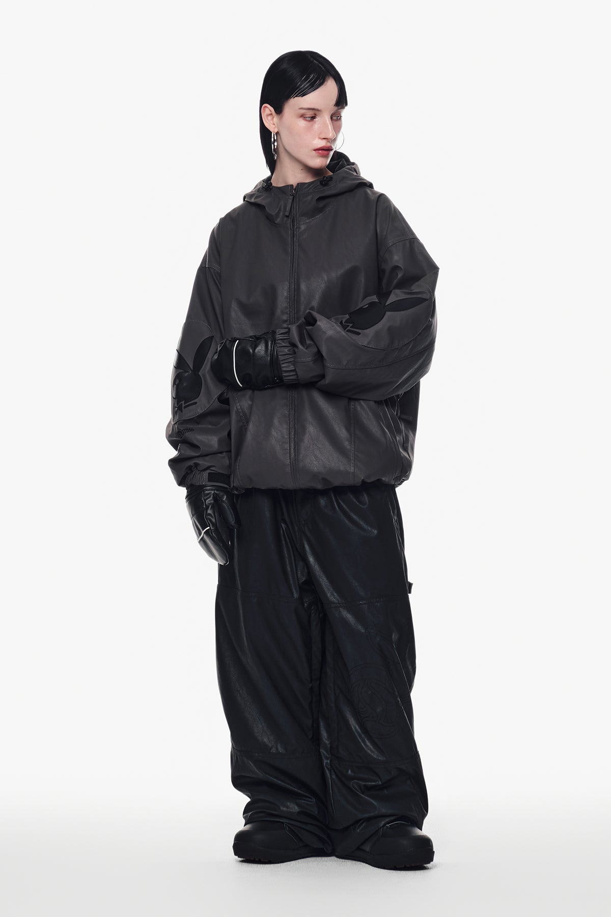 VERT [PLAYBOY x DIMITO] CARPENTER FAUX LEATHER PANTS (WIDE FIT LV.2) BLACK