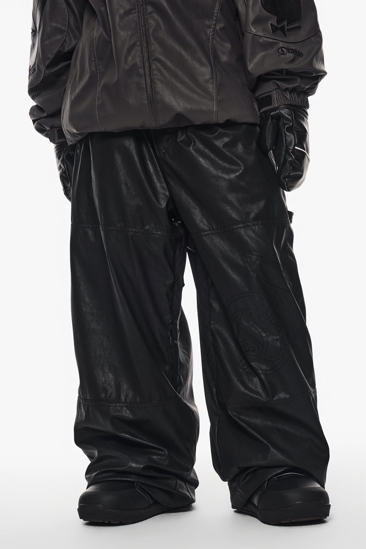 VERT [PLAYBOY x DIMITO] CARPENTER FAUX LEATHER PANTS (WIDE FIT LV.2) BLACK