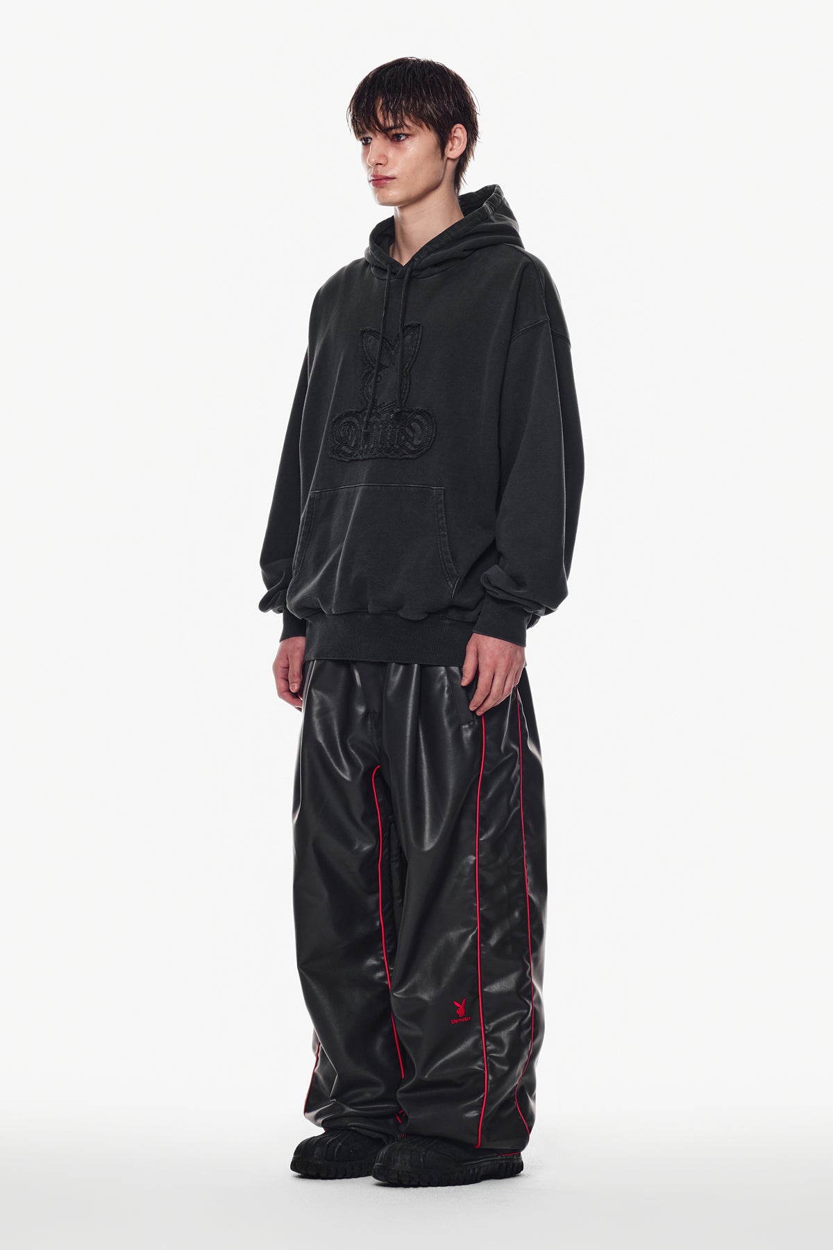 VERT [PLAYBOY x DIMITO] PIPING BANDED FAUX LEATHER PANTS (WIDE FIT LV.2) CEMENT GREY