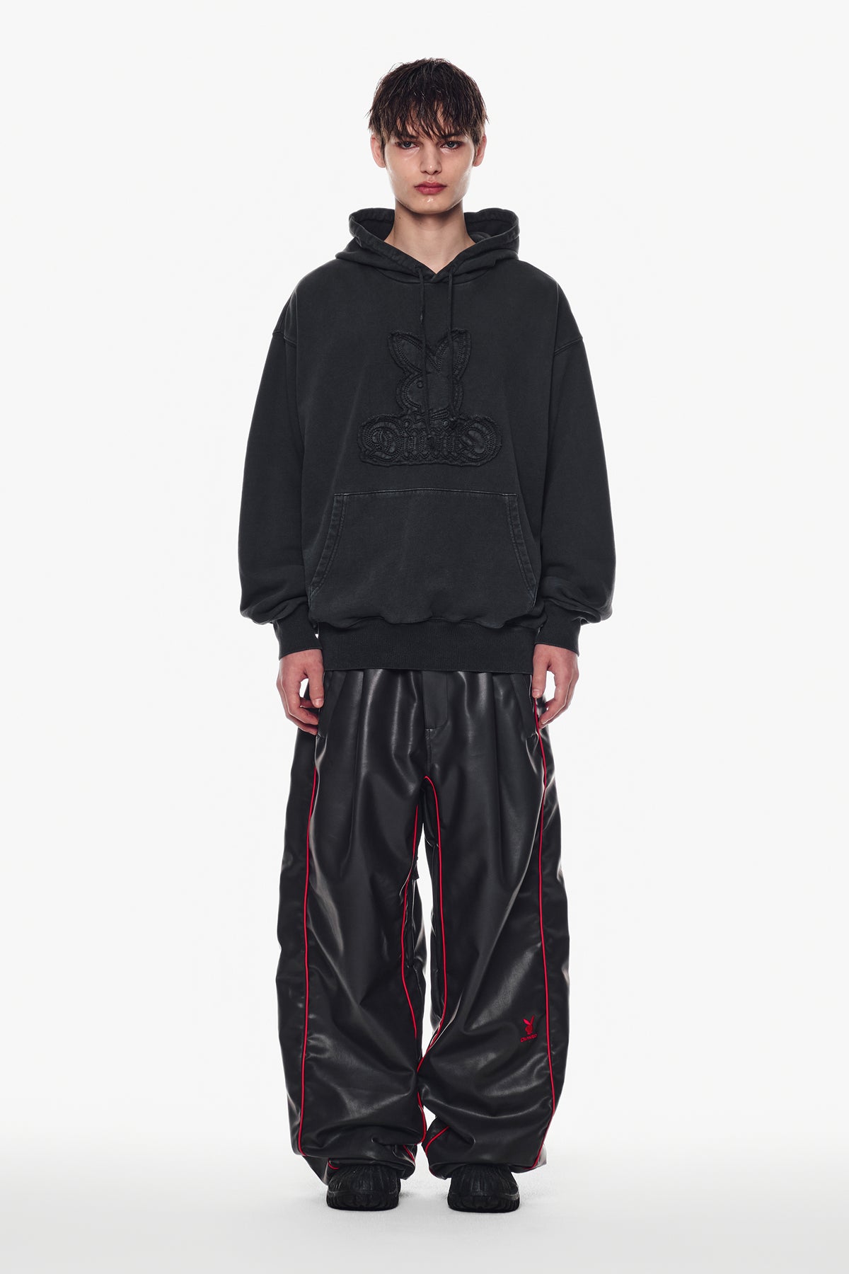 VERT [PLAYBOY x DIMITO] PIPING BANDED FAUX LEATHER PANTS (WIDE FIT LV.2) CEMENT GREY