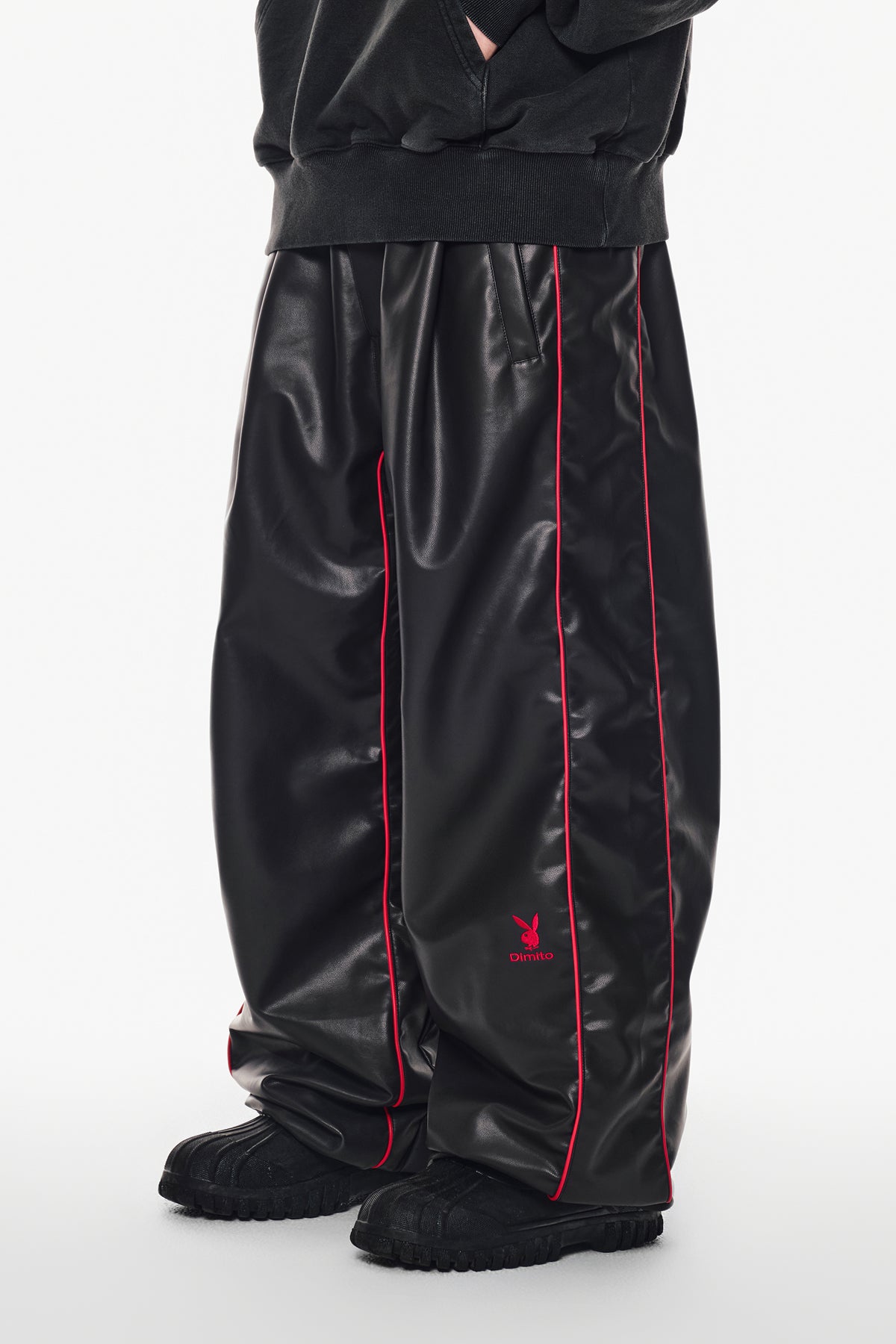 VERT [PLAYBOY x DIMITO] PIPING BANDED FAUX LEATHER PANTS (WIDE FIT LV.2) CEMENT GREY