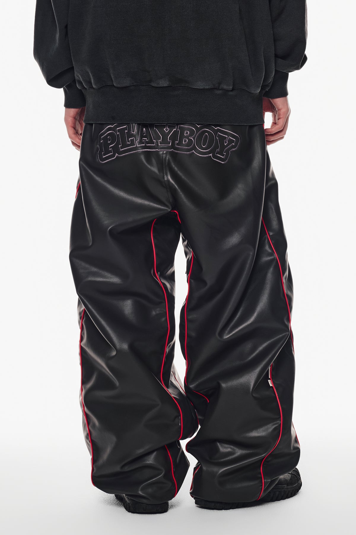 VERT [PLAYBOY x DIMITO] PIPING BANDED FAUX LEATHER PANTS (WIDE FIT LV.2) CEMENT GREY
