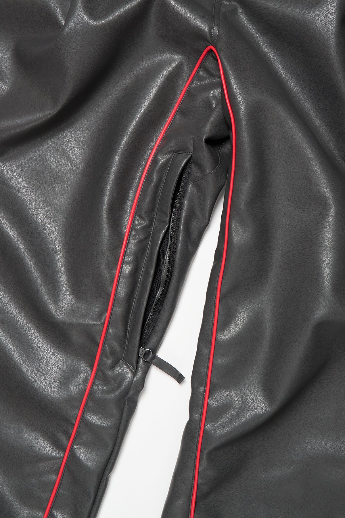 VERT [PLAYBOY x DIMITO] PIPING BANDED FAUX LEATHER PANTS (WIDE FIT LV.2) WHITE