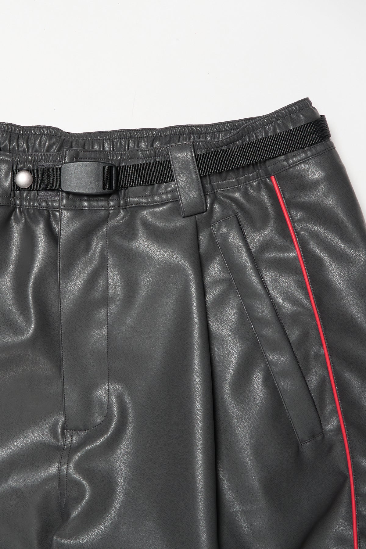 VERT [PLAYBOY x DIMITO] PIPING BANDED FAUX LEATHER PANTS (WIDE FIT LV.2) WHITE