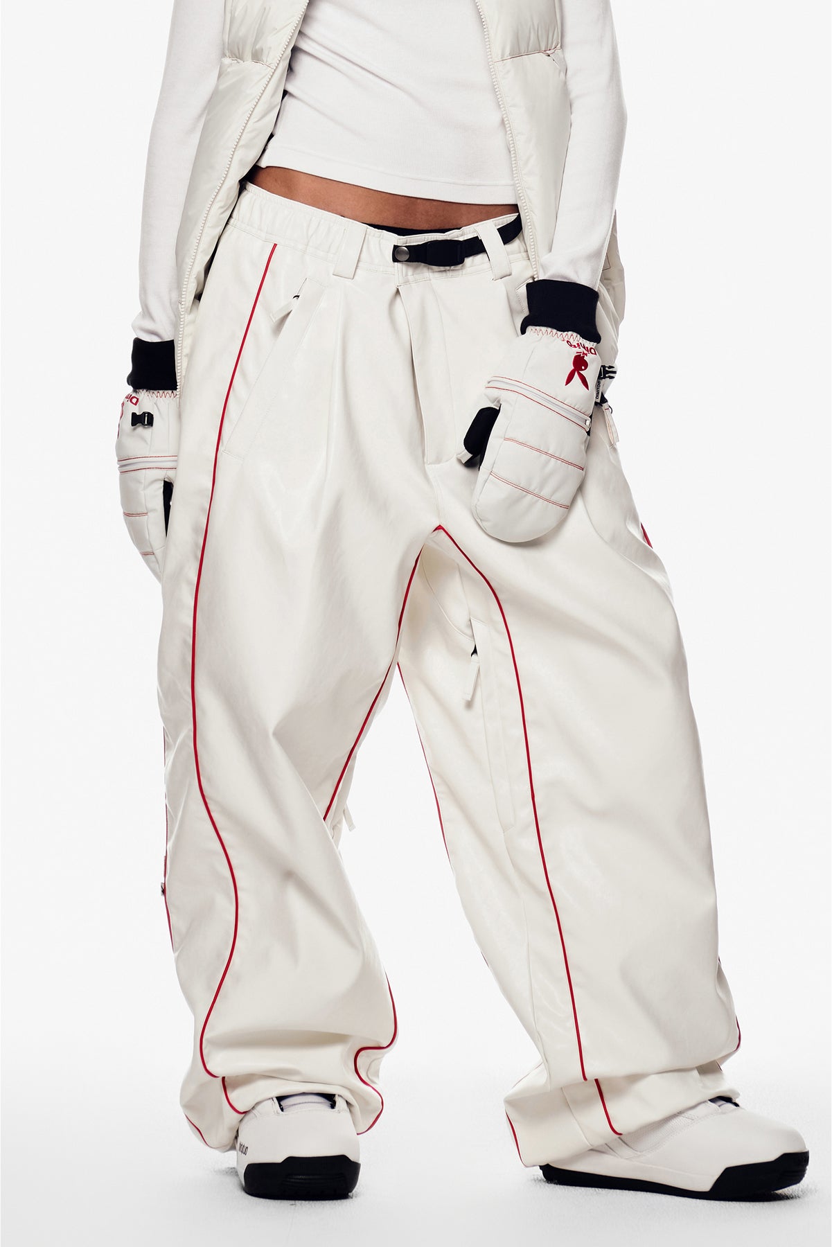 VERT [PLAYBOY x DIMITO] PIPING BANDED FAUX LEATHER PANTS (WIDE FIT LV.2) WHITE