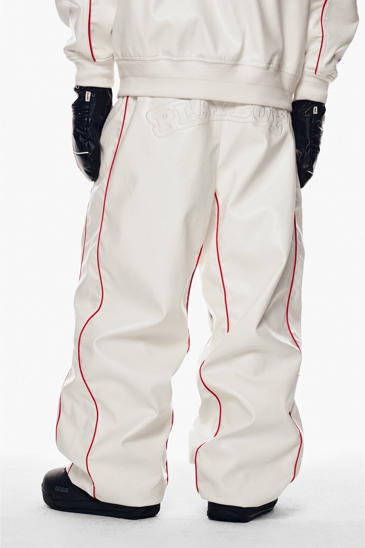 VERT [PLAYBOY x DIMITO] PIPING BANDED FAUX LEATHER PANTS (WIDE FIT LV.2) WHITE