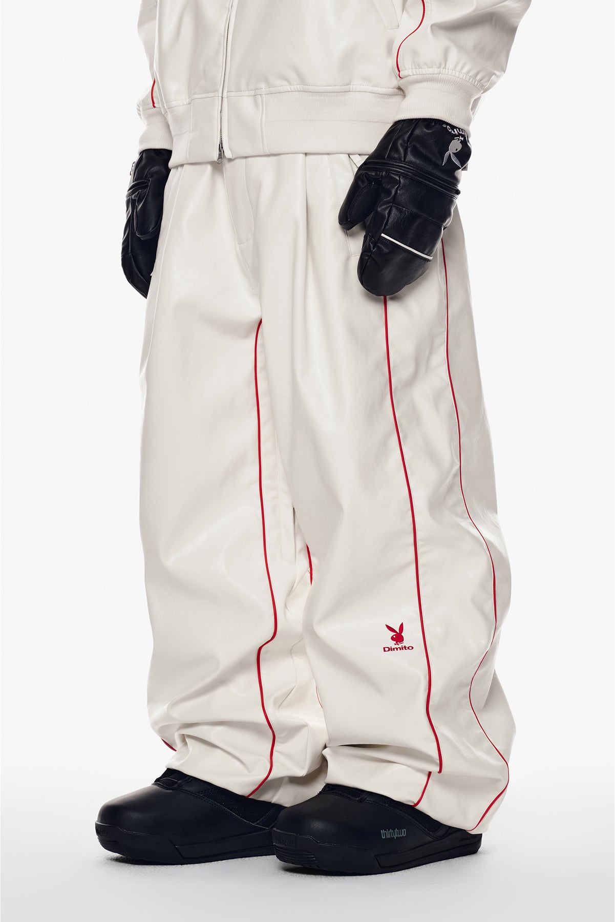 VERT [PLAYBOY x DIMITO] PIPING BANDED FAUX LEATHER PANTS (WIDE FIT LV.2) WHITE