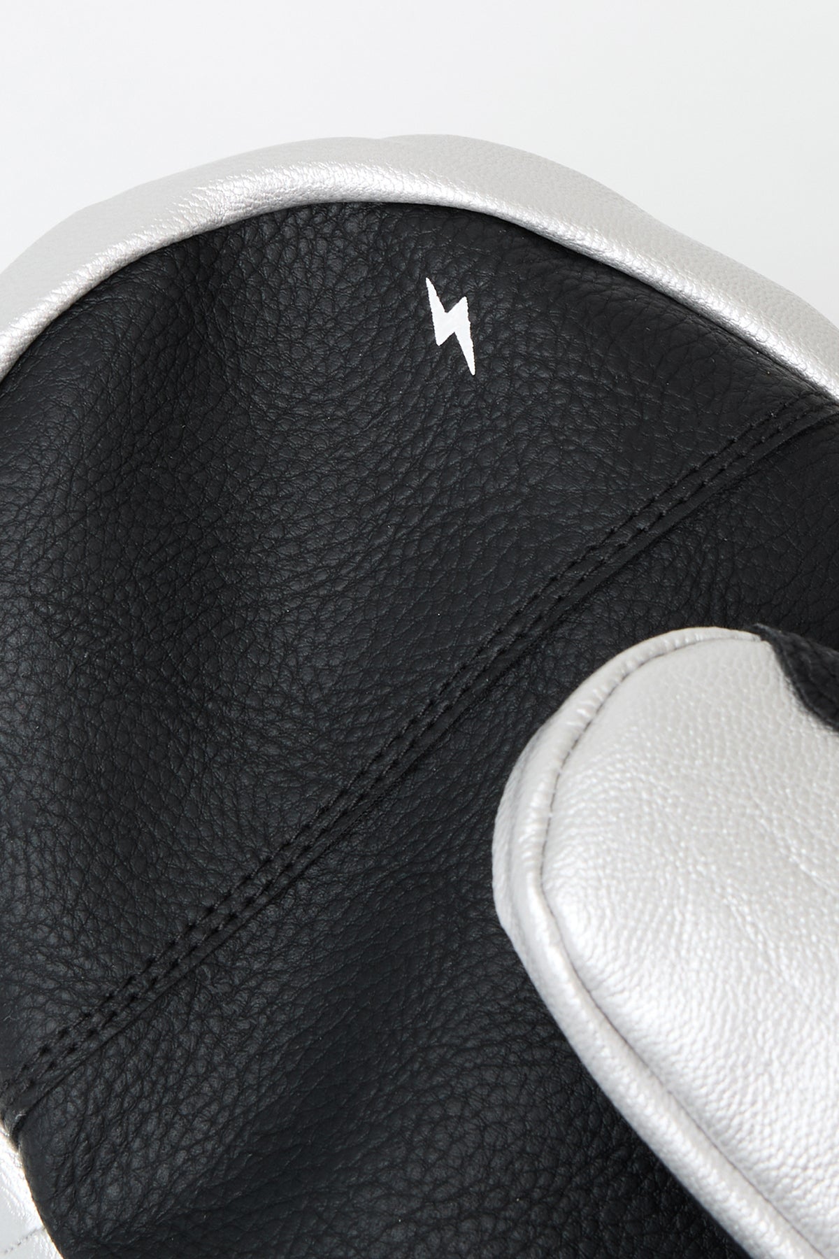 VERT [PLAYBOY x DIMITO] PIPING FAUX LEATHER MITTEN METAL GREY