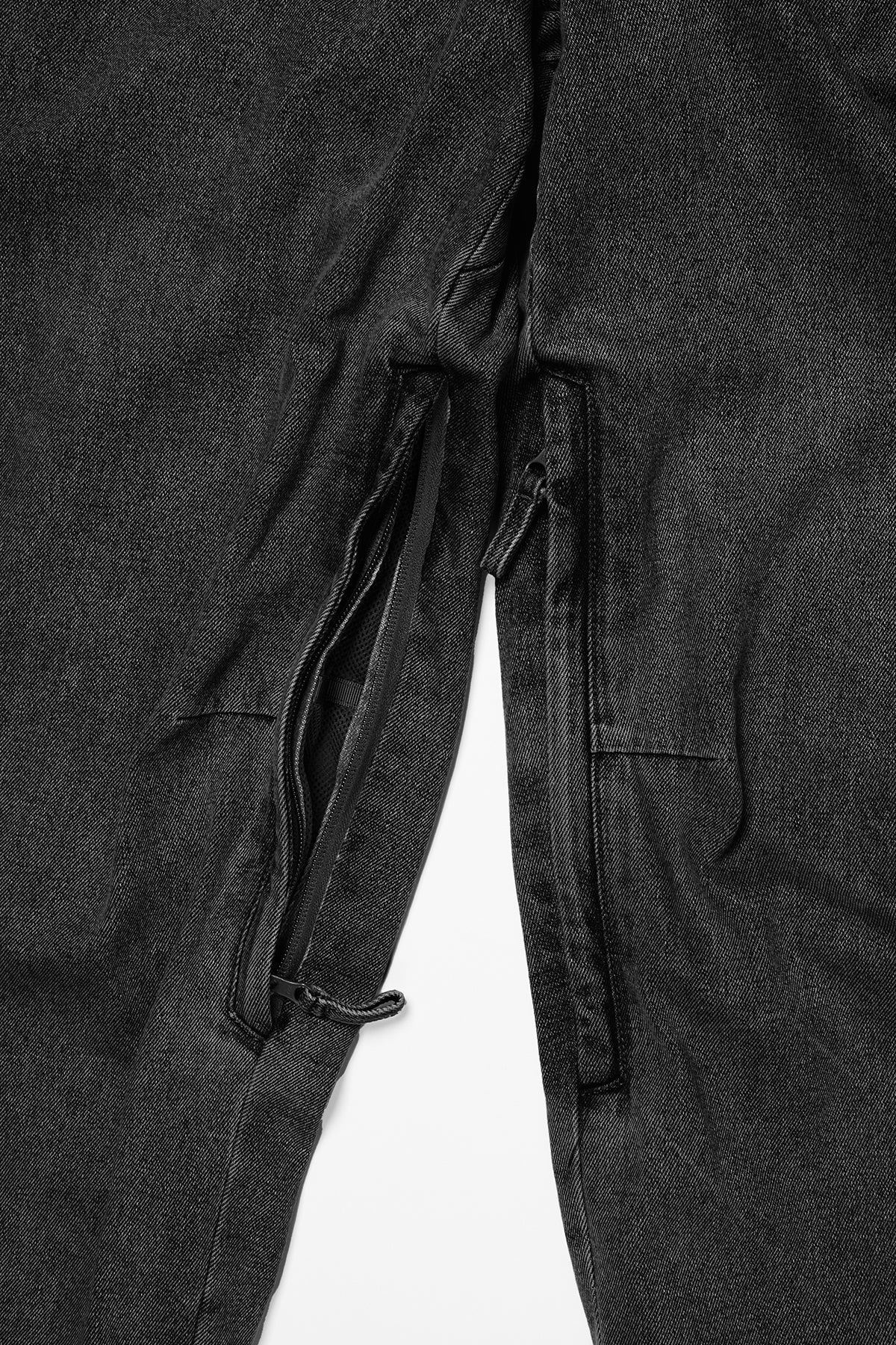 [INVITED] [PLAYBOY x DIMITO] STITCHED TRUCKER BIB DENIM PANTS (WIDE FIT LV.1) WASHED BLACK
